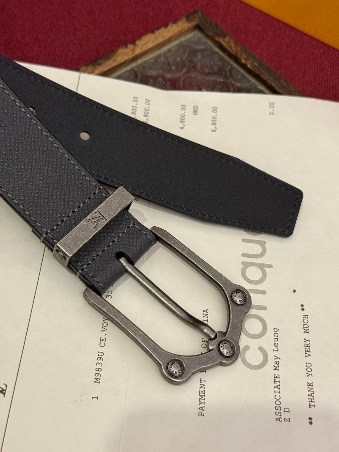 C32900 The Frog 3.5mm Reversible Belt in Crocodile is a beautiful and eye-catching piece. The textured cowhide material enhances the 3D effect of the decorative buckles; the surface is adorned with letter patterns decorated with palladium-colored details. — image 3