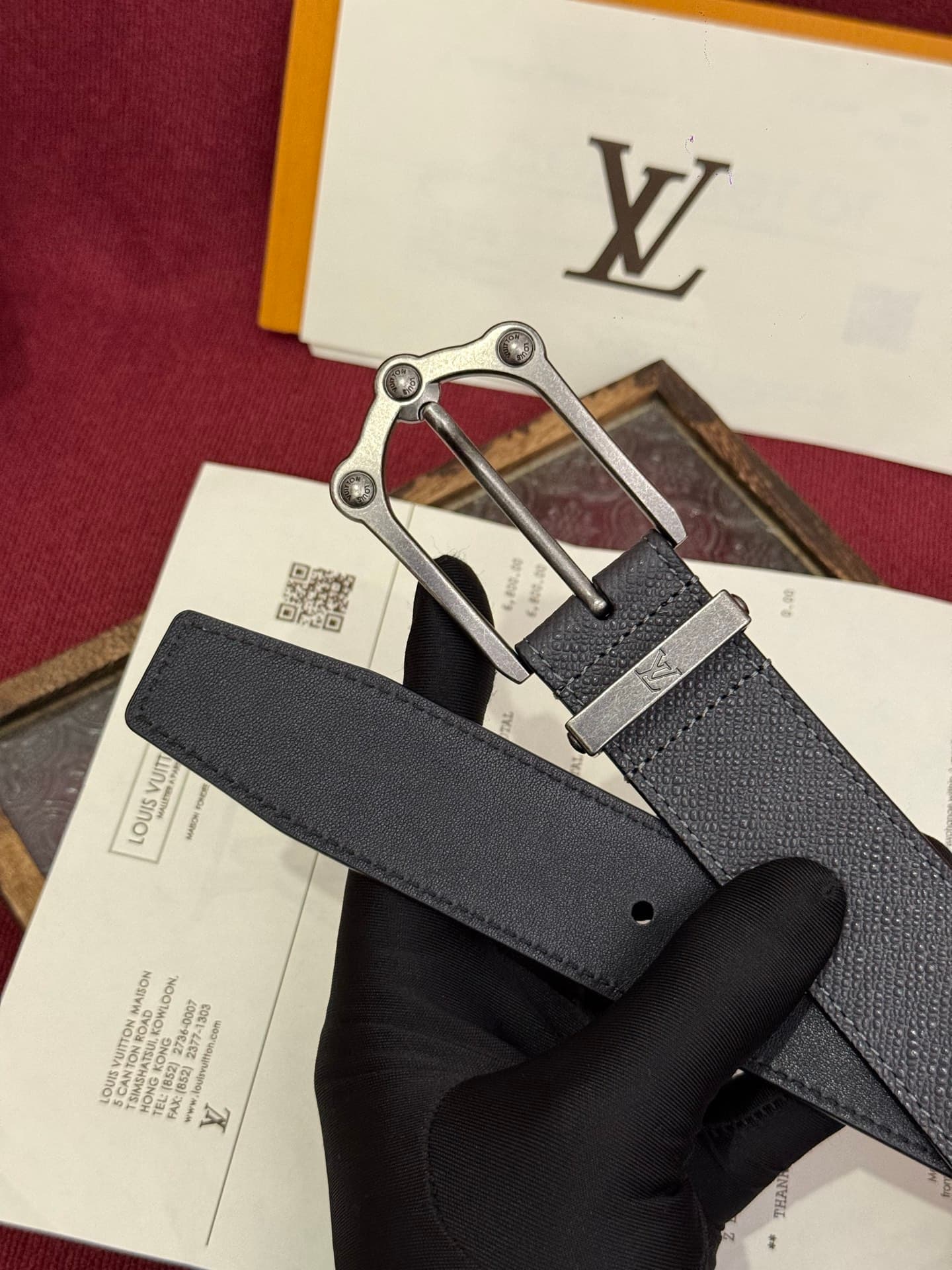 C32900 The Frog 3.5mm Reversible Belt in Crocodile is a beautiful and eye-catching piece. The textured cowhide material enhances the 3D effect of the decorative buckles; the surface is adorned with letter patterns decorated with palladium-colored details. — image 4