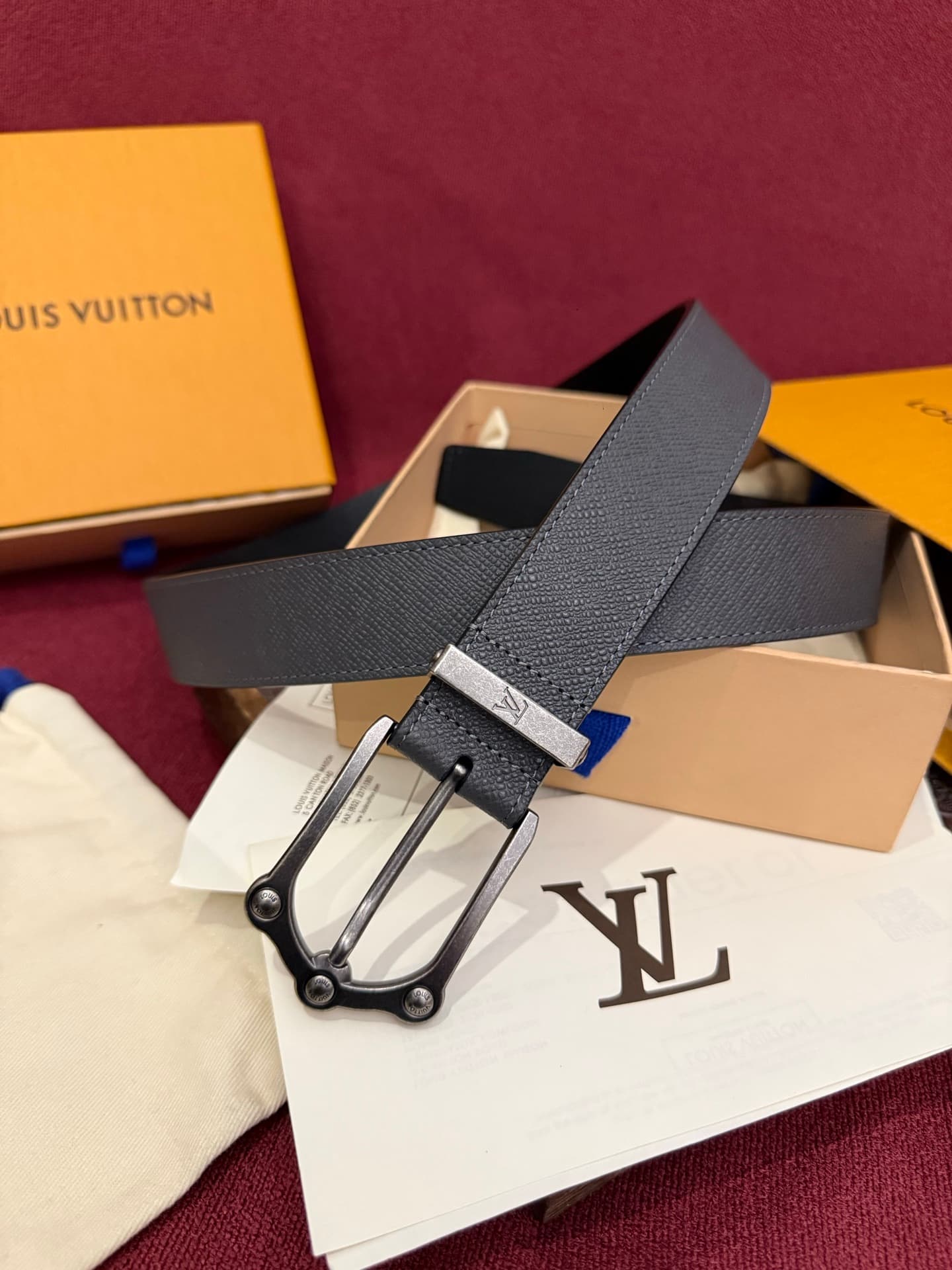 C32900 The Frog 3.5mm Reversible Belt in Crocodile is a beautiful and eye-catching piece. The textured cowhide material enhances the 3D effect of the decorative buckles; the surface is adorned with letter patterns decorated with palladium-colored details. — image 5