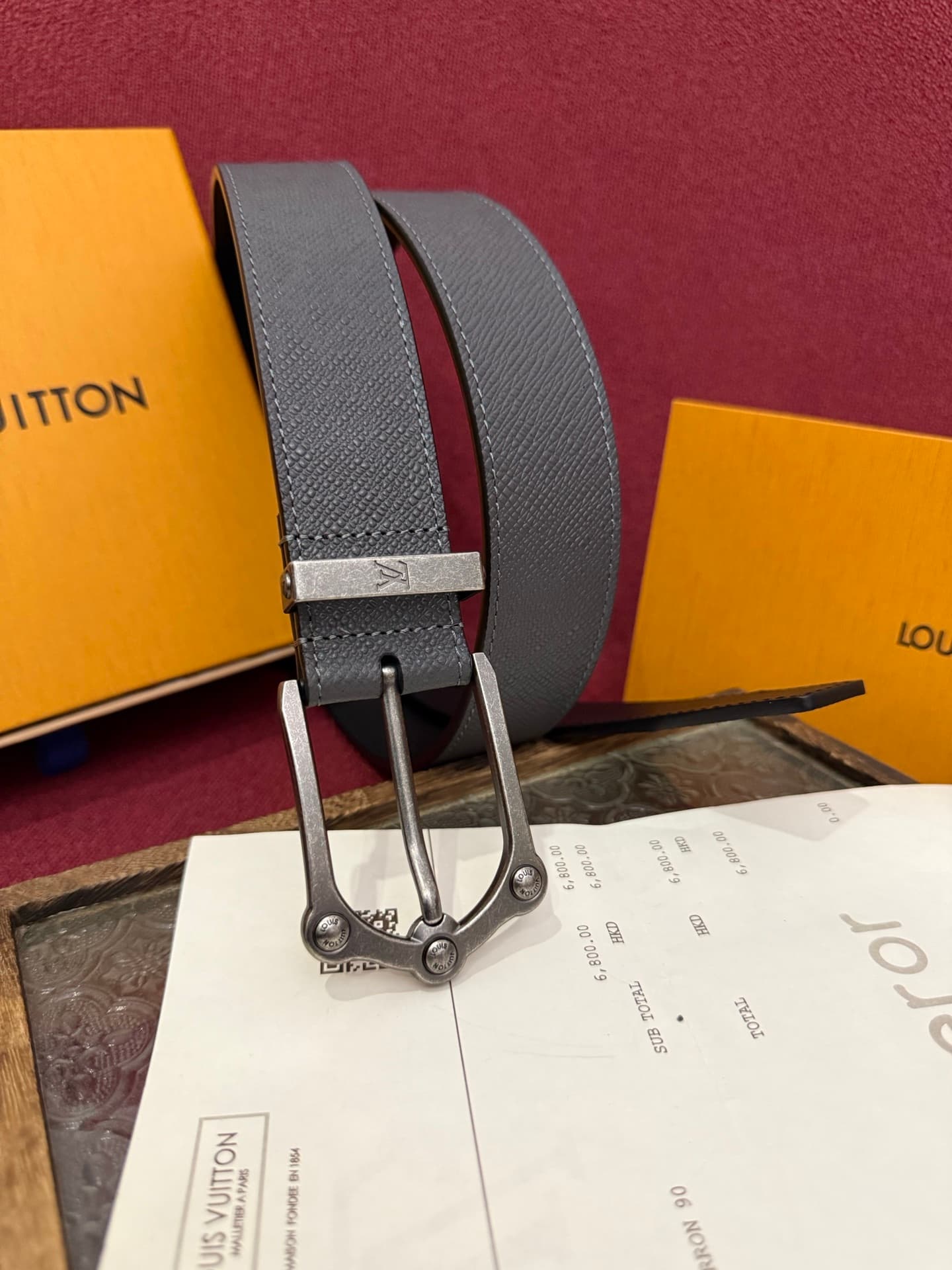 C32900 The Frog 3.5mm Reversible Belt in Crocodile is a beautiful and eye-catching piece. The textured cowhide material enhances the 3D effect of the decorative buckles; the surface is adorned with letter patterns decorated with palladium-colored details. — image 2