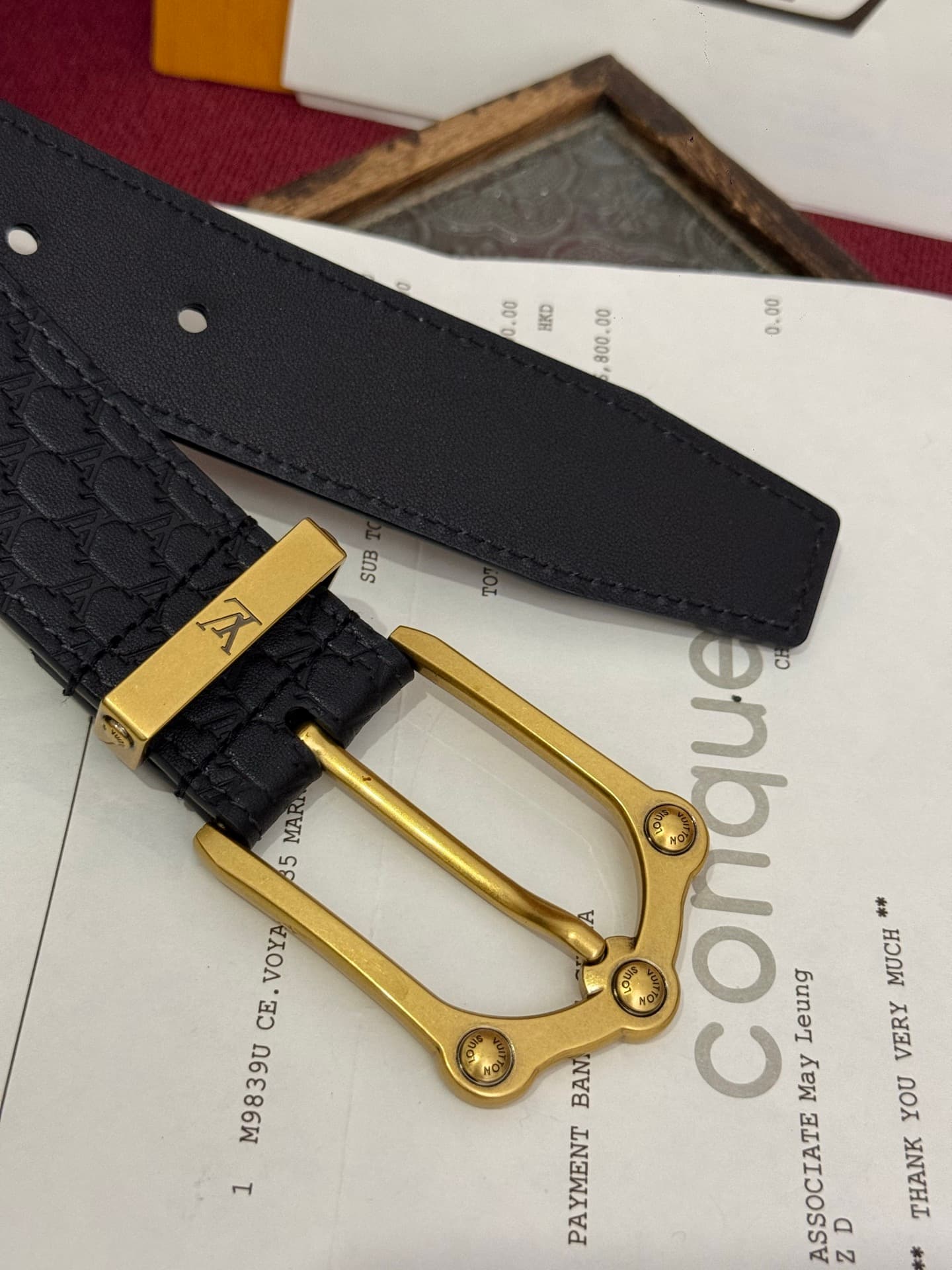 C32899 The Frog 3.5mm Reversible Belt in Crocodile is a elegant and attractive piece. The textured cowhide material enhances the three-dimensional feel of the decorative buttons; these buttons are adorned with letter patterns decorated in palladium-colore — image 3