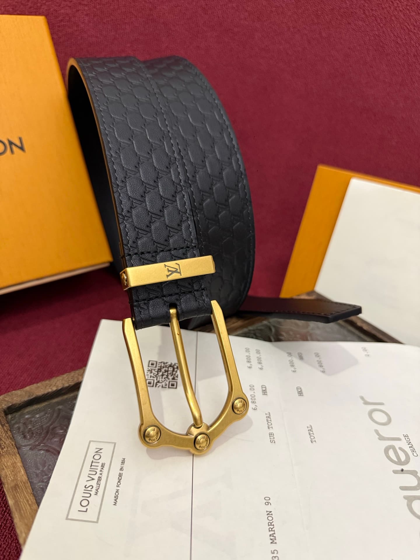 C32899 The Frog 3.5mm Reversible Belt in Crocodile is a elegant and attractive piece. The textured cowhide material enhances the three-dimensional feel of the decorative buttons; these buttons are adorned with letter patterns decorated in palladium-colore — image 2