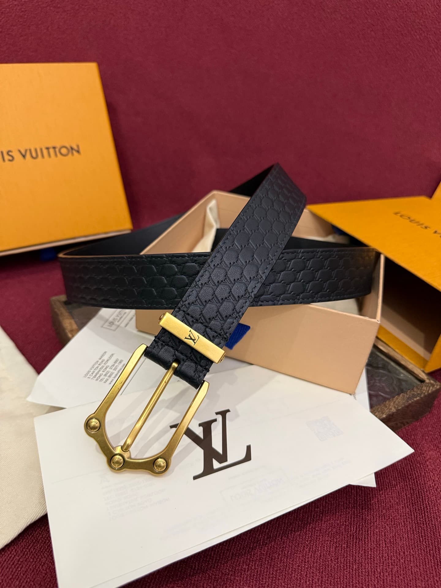 C32899 The Frog 3.5mm Reversible Belt in Crocodile is a elegant and attractive piece. The textured cowhide material enhances the three-dimensional feel of the decorative buttons; these buttons are adorned with letter patterns decorated in palladium-colore — image 5