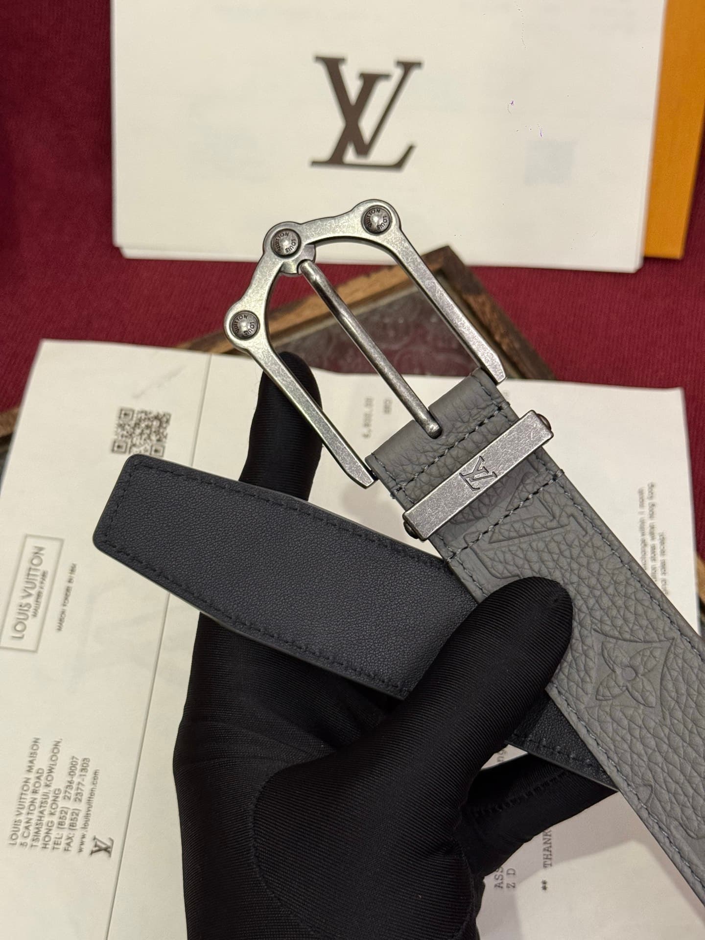 C32898 The Frog 3.5mm Reversible Belt in Crocodile is a elegant and eye-catching piece. The textured cowhide material enhances the three-dimensional feel of the decorative buttons, while the surface is adorned with letter patterns decorated in palladium-c — image 4