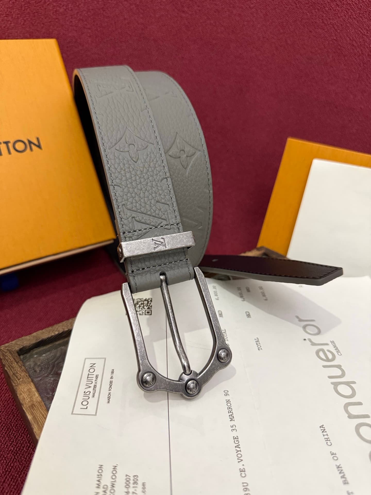 C32898 The Frog 3.5mm Reversible Belt in Crocodile is a elegant and eye-catching piece. The textured cowhide material enhances the three-dimensional feel of the decorative buttons, while the surface is adorned with letter patterns decorated in palladium-c — image 2
