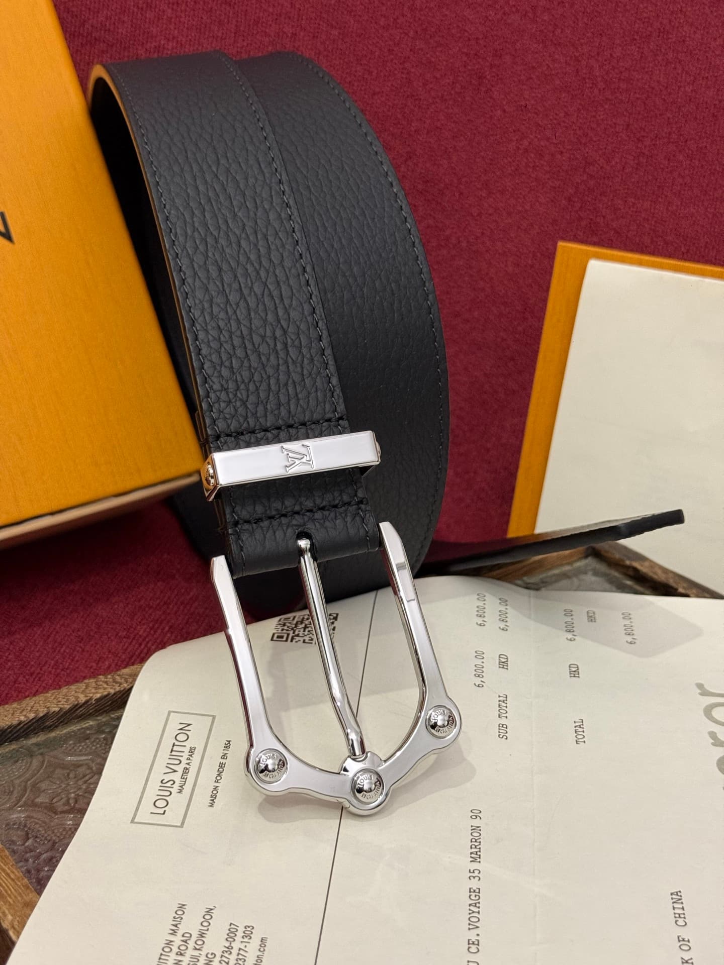 C32897 The Frog 3.5mm Reversible Belt in Crocodile is a elegant and eye-catching piece. The textured cowhide material enhances the three-dimensional appearance of the decorative buttons; these buttons are adorned with letter patterns decorated in palladiu — image 2