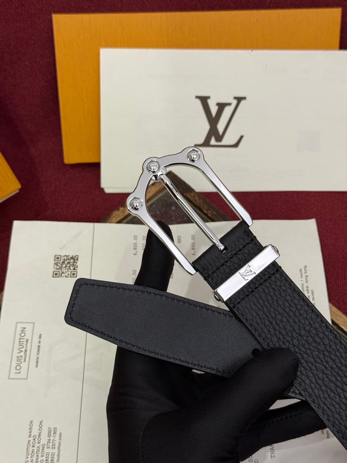 C32897 The Frog 3.5mm Reversible Belt in Crocodile is a elegant and eye-catching piece. The textured cowhide material enhances the three-dimensional appearance of the decorative buttons; these buttons are adorned with letter patterns decorated in palladiu — image 4