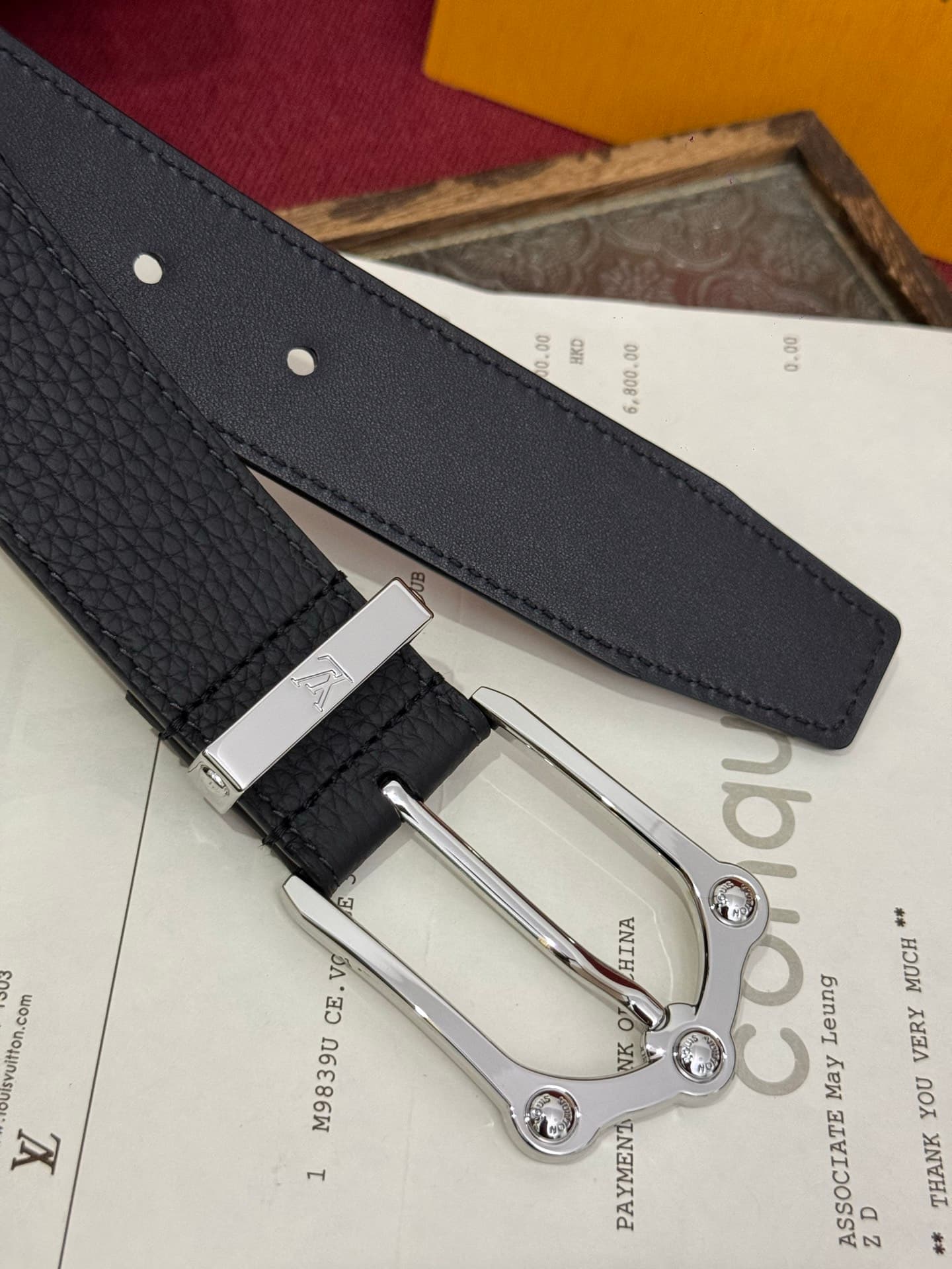 C32897 The Frog 3.5mm Reversible Belt in Crocodile is a elegant and eye-catching piece. The textured cowhide material enhances the three-dimensional appearance of the decorative buttons; these buttons are adorned with letter patterns decorated in palladiu — image 3