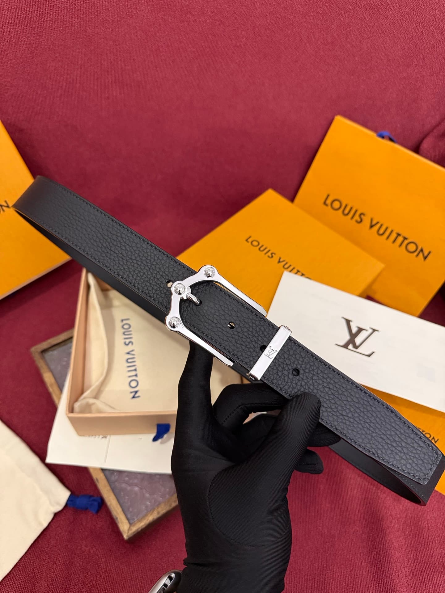 C32897 The Frog 3.5mm Reversible Belt in Crocodile is a elegant and eye-catching piece. The textured cowhide material enhances the three-dimensional appearance of the decorative buttons; these buttons are adorned with letter patterns decorated in palladiu — image 6