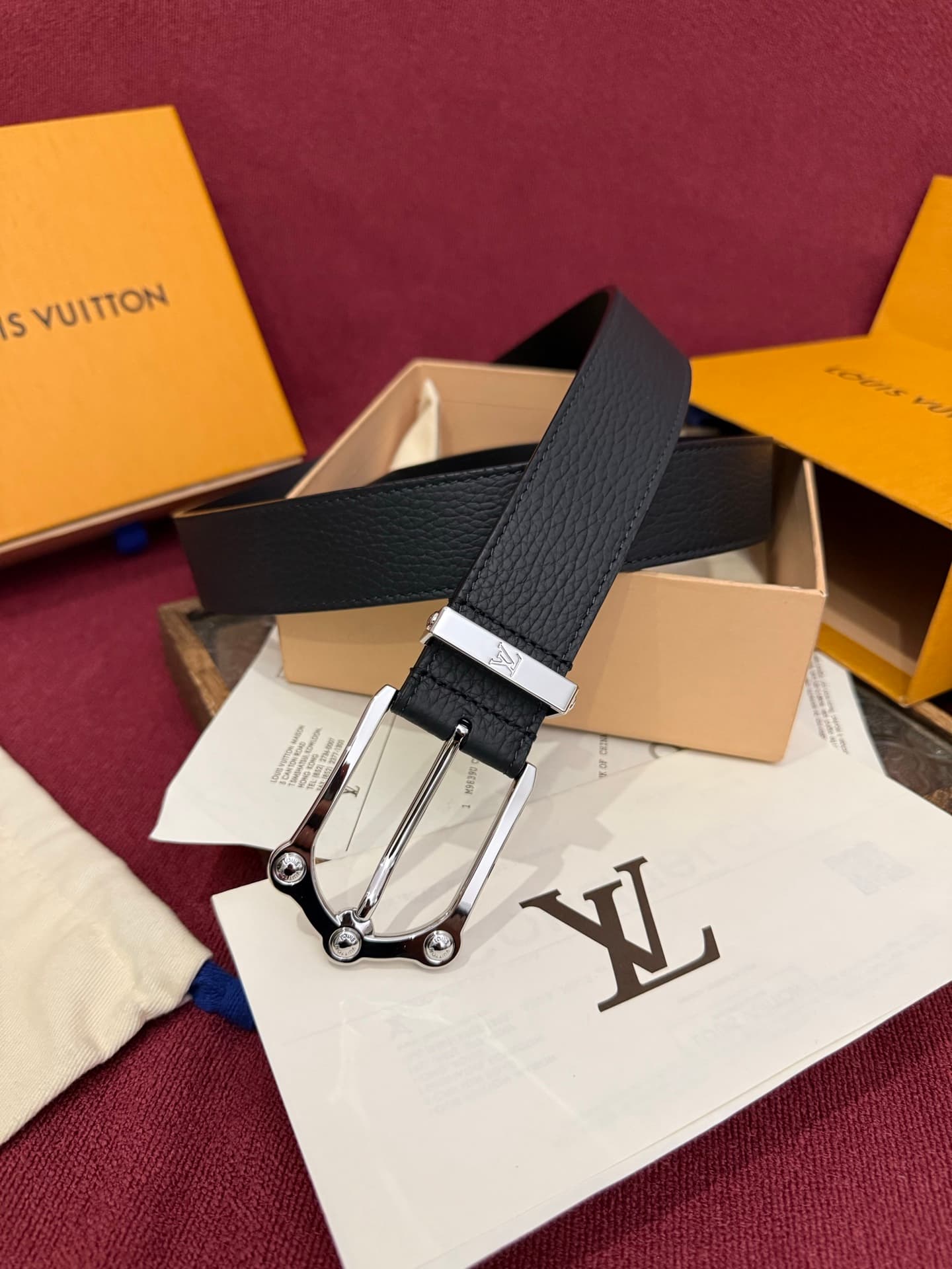 C32897 The Frog 3.5mm Reversible Belt in Crocodile is a elegant and eye-catching piece. The textured cowhide material enhances the three-dimensional appearance of the decorative buttons; these buttons are adorned with letter patterns decorated in palladiu — image 5