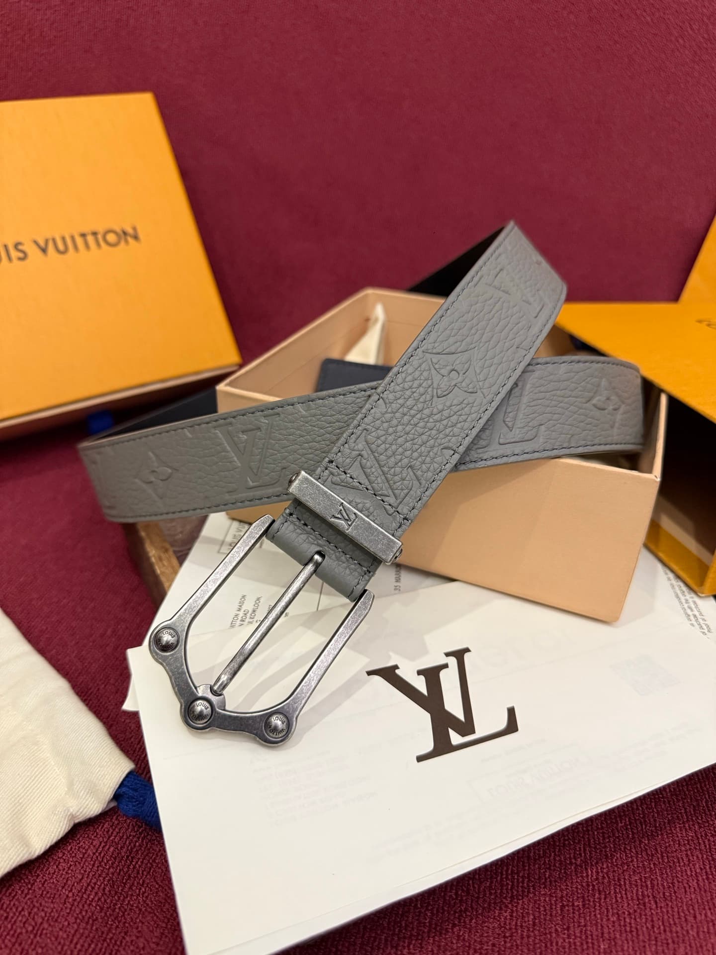 C32898 The Frog 3.5mm Reversible Belt in Crocodile is a elegant and eye-catching piece. The textured cowhide material enhances the three-dimensional feel of the decorative buttons, while the surface is adorned with letter patterns decorated in palladium-c — image 5