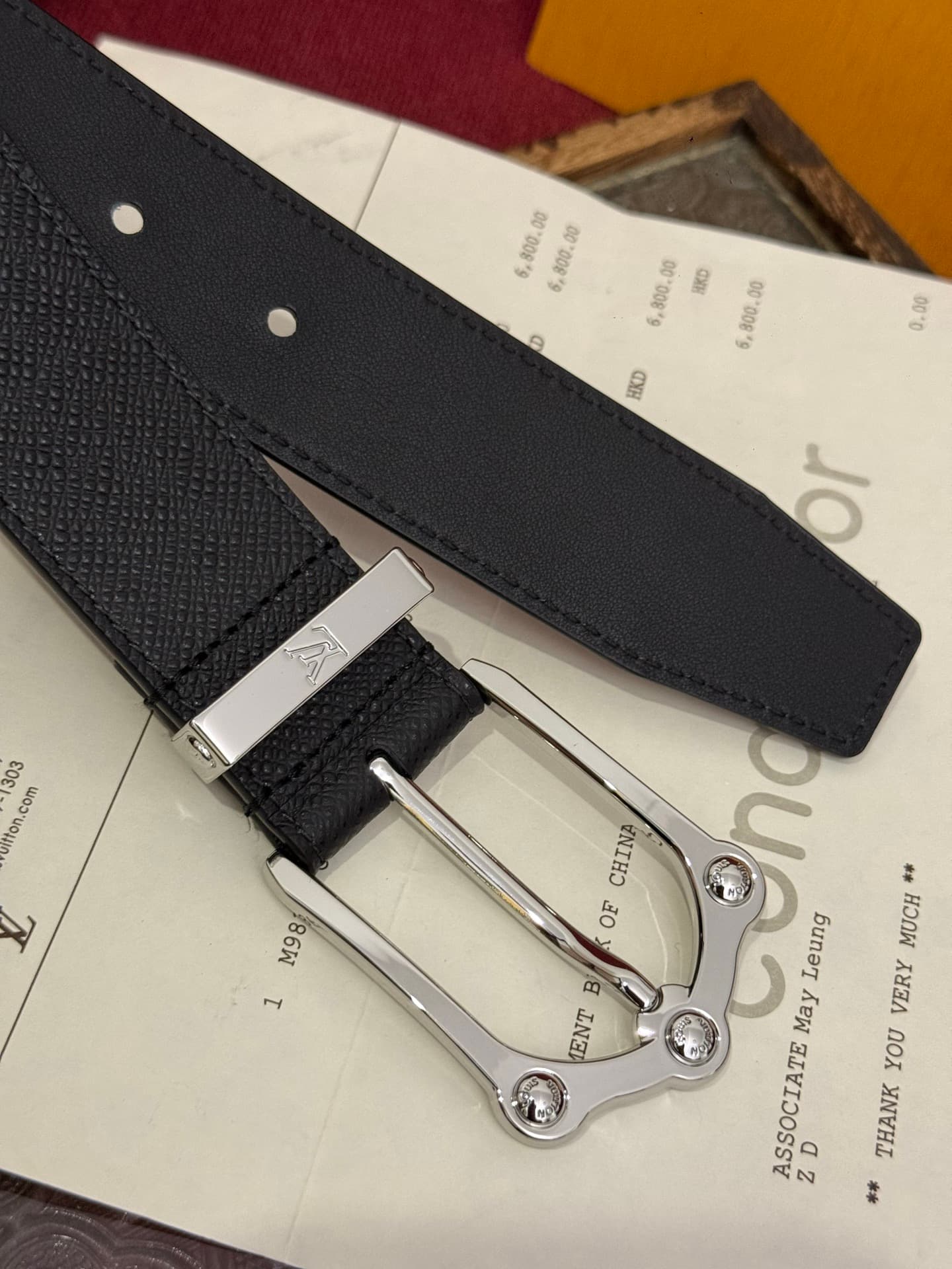 C32895 The Frog 3.5mm Reversible Belt in Crocodile is a stylish and attractive product. The textured cowhide material enhances the three-dimensional feel of the decorative buttons; the surface is also adorned with letter patterns decorated with palladium- — image 3