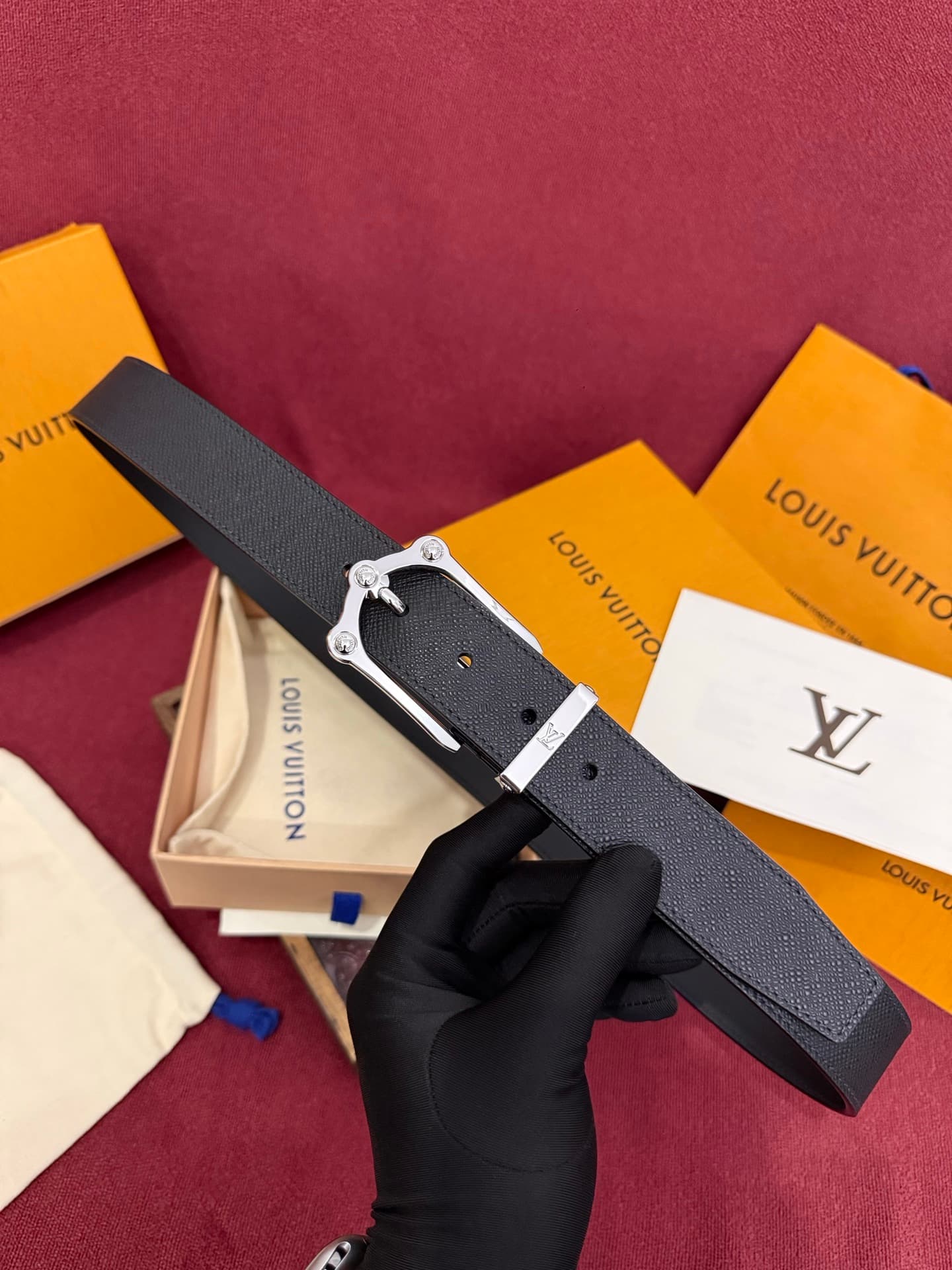 C32895 The Frog 3.5mm Reversible Belt in Crocodile is a stylish and attractive product. The textured cowhide material enhances the three-dimensional feel of the decorative buttons; the surface is also adorned with letter patterns decorated with palladium- — image 6