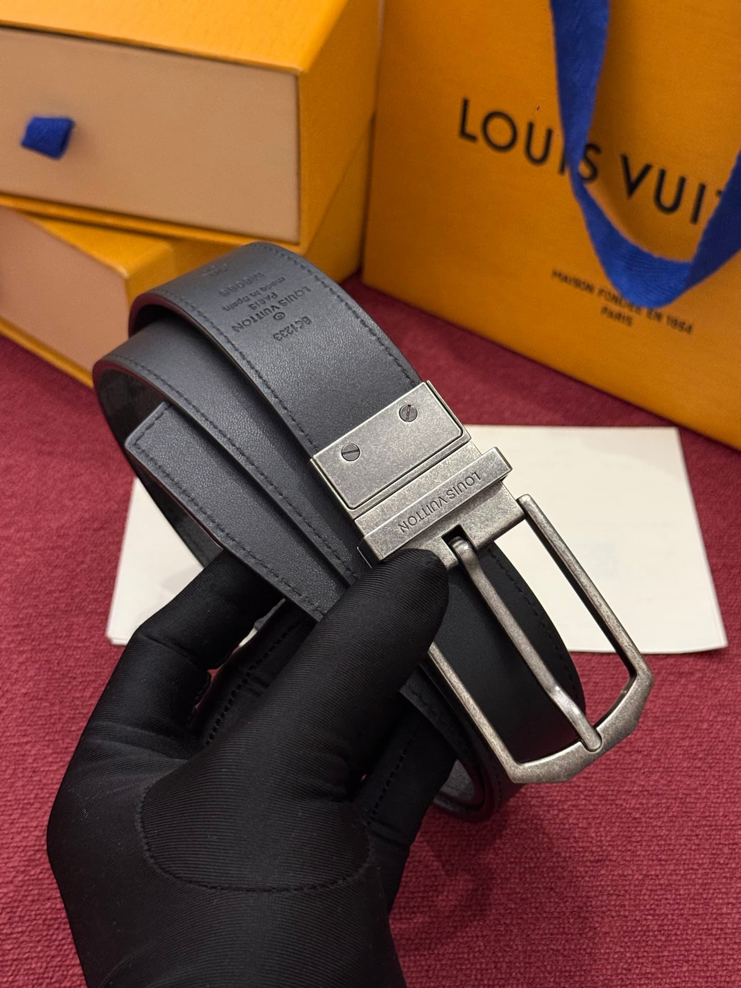 C32956 This Slender double-sided belt features Monogram-coated canvas and leather in two styles. It is equipped with delicate buckles and metal belt loops bearing the Louis Vuitton logo. — image 6