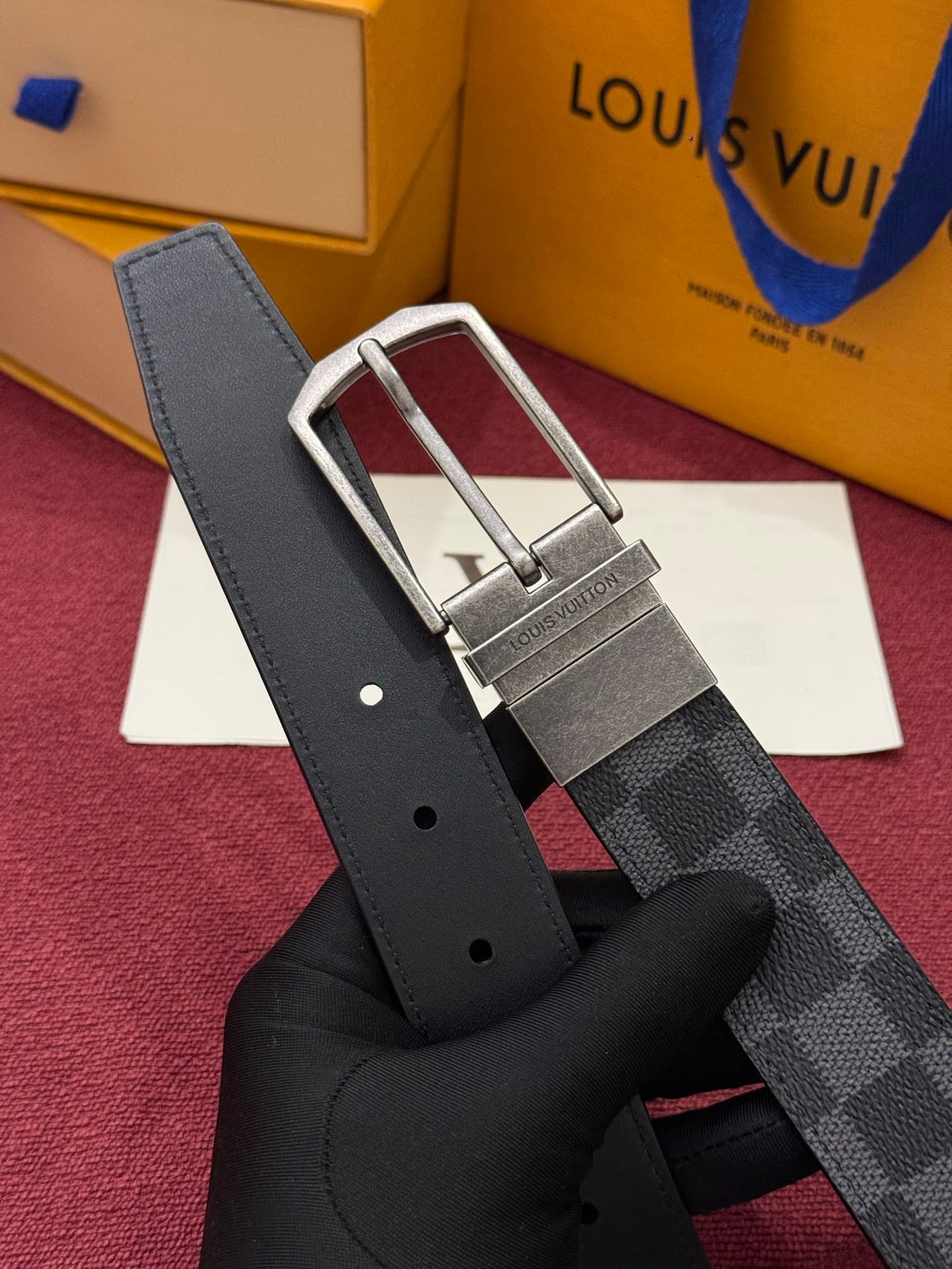 C32956 This Slender double-sided belt features Monogram-coated canvas and leather in two styles. It is equipped with delicate buckles and metal belt loops bearing the Louis Vuitton logo. — image 2