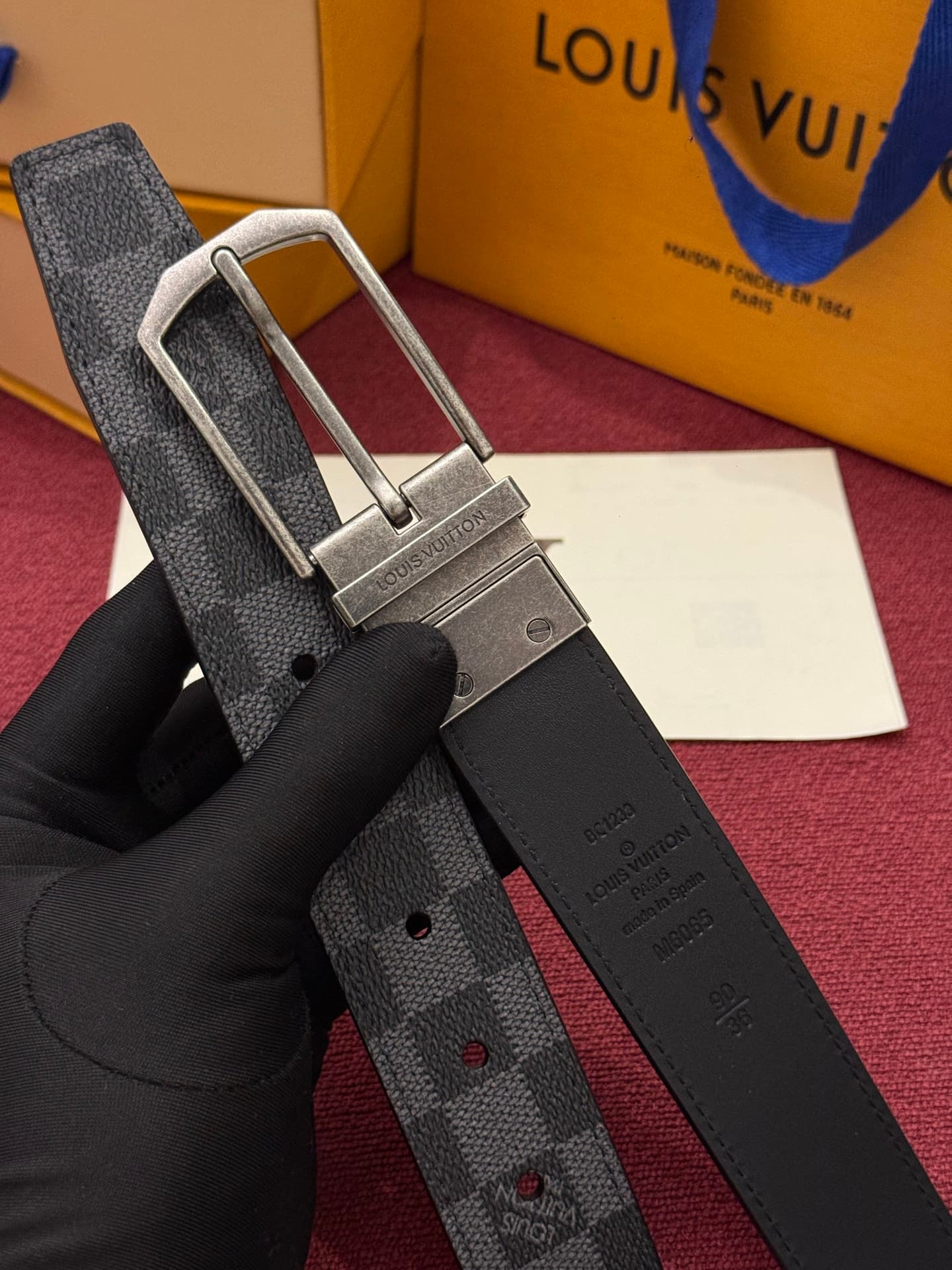 C32956 This Slender double-sided belt features Monogram-coated canvas and leather in two styles. It is equipped with delicate buckles and metal belt loops bearing the Louis Vuitton logo. — image 3