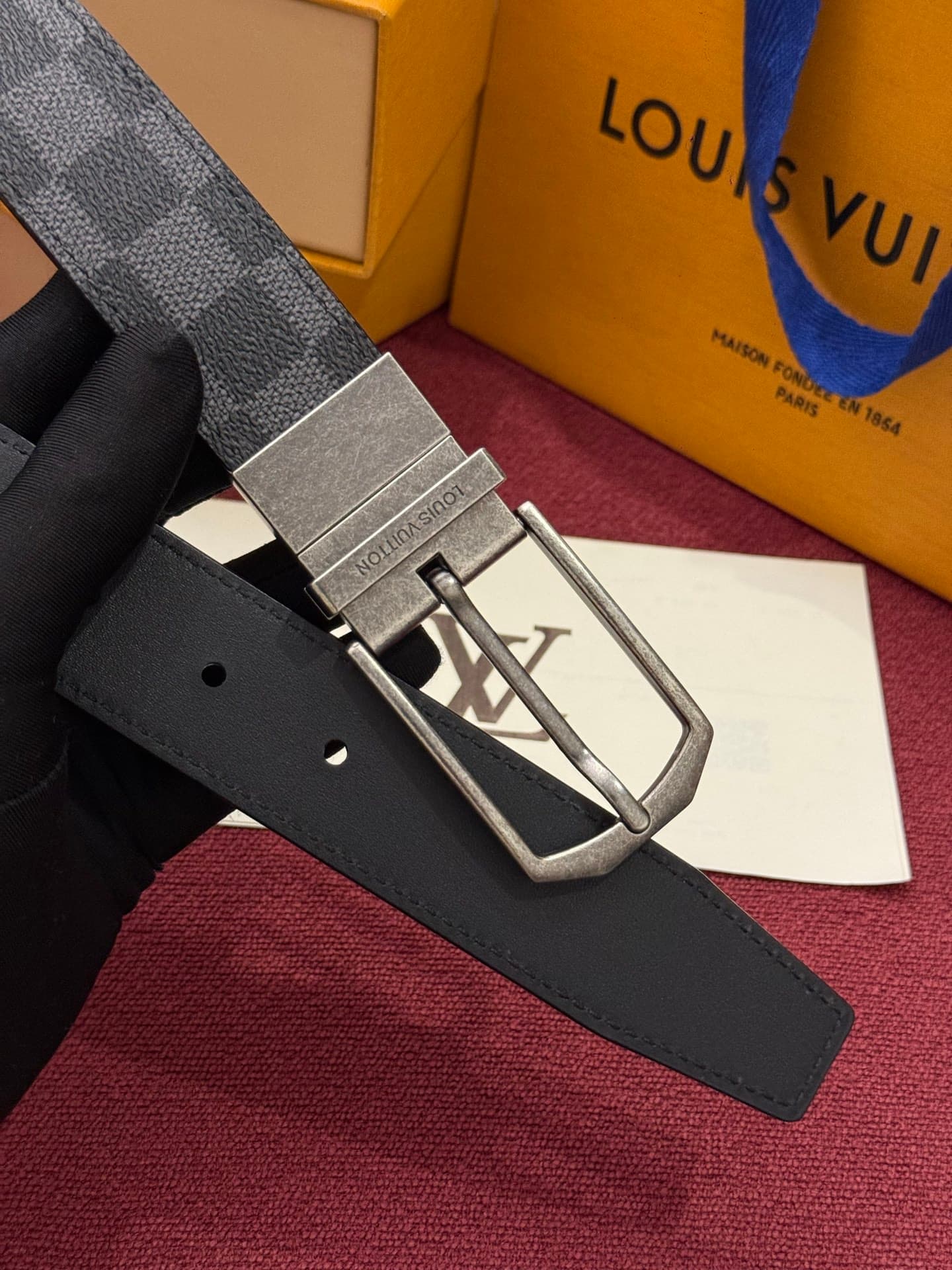 C32956 This Slender double-sided belt features Monogram-coated canvas and leather in two styles. It is equipped with delicate buckles and metal belt loops bearing the Louis Vuitton logo. — image 4