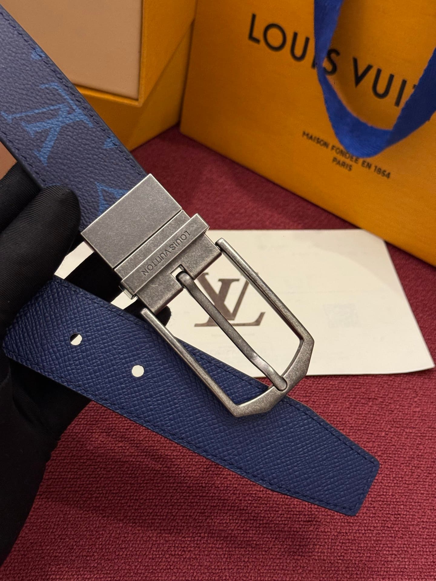 C32953 This Slender double-sided belt features a Monogram-coated canvas and leather material, along with delicate buckles and metal straps bearing the Louis Vuitton logo. — image 4