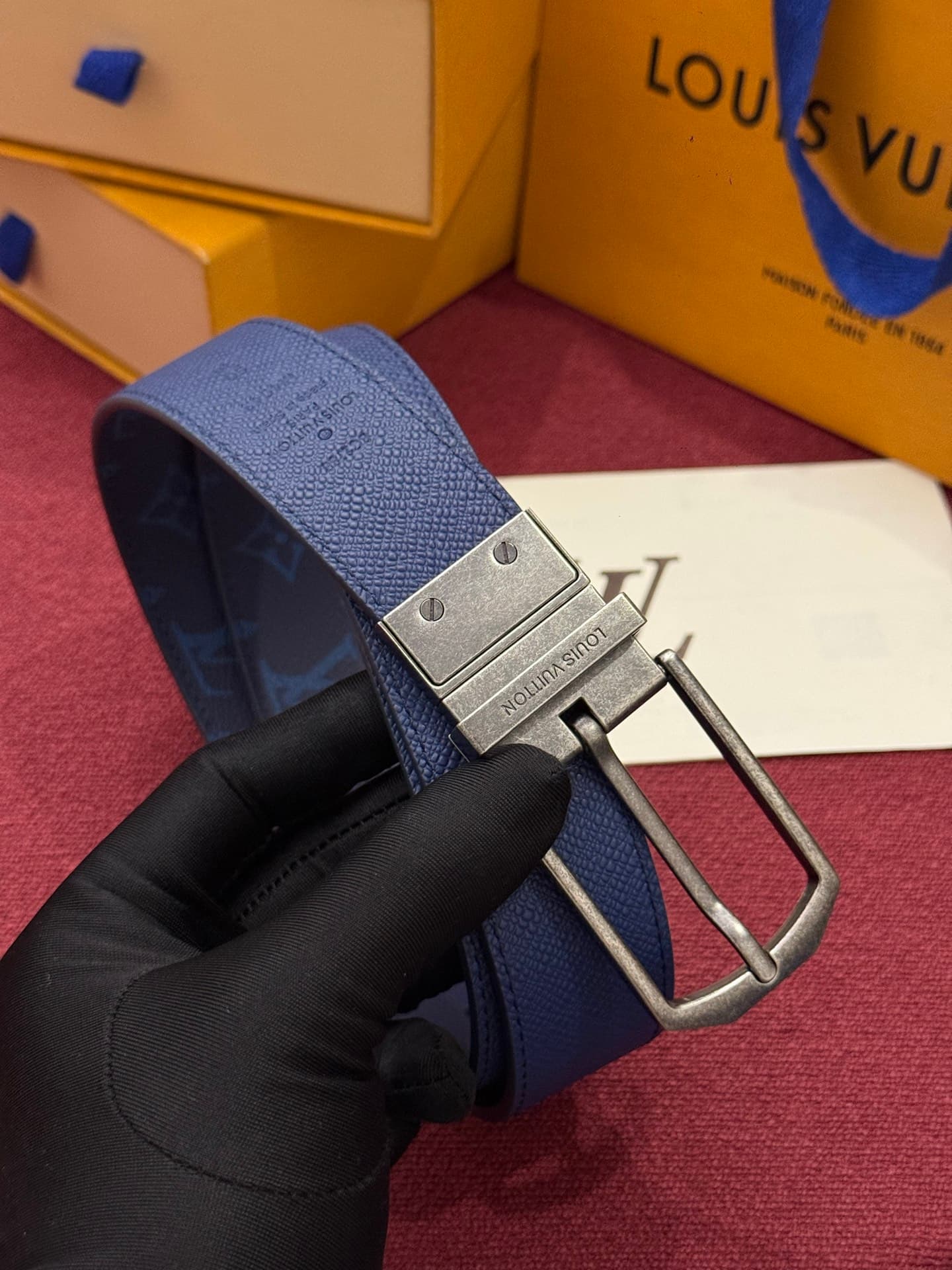 C32953 This Slender double-sided belt features a Monogram-coated canvas and leather material, along with delicate buckles and metal straps bearing the Louis Vuitton logo. — image 6