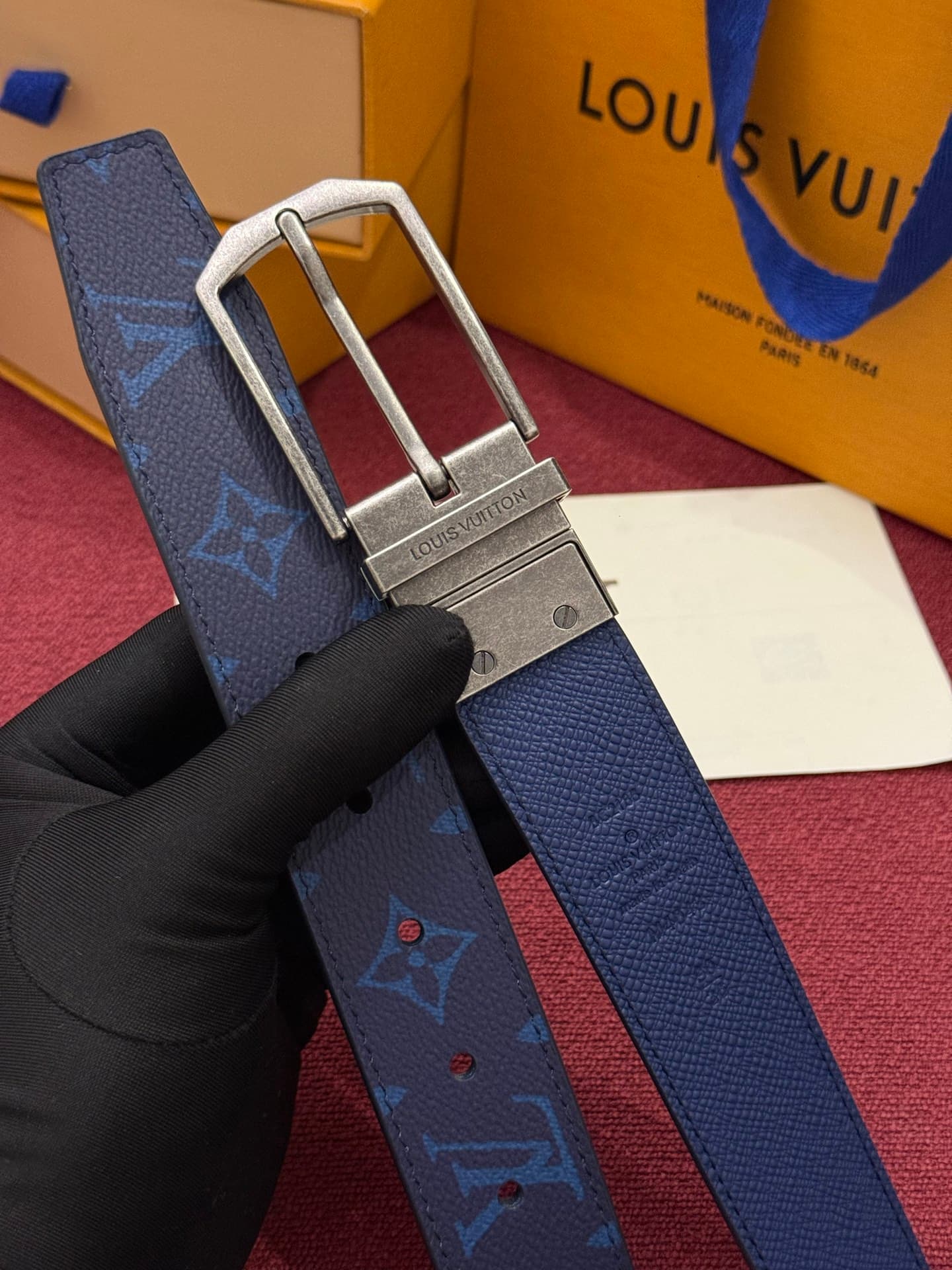C32953 This Slender double-sided belt features a Monogram-coated canvas and leather material, along with delicate buckles and metal straps bearing the Louis Vuitton logo. — image 3