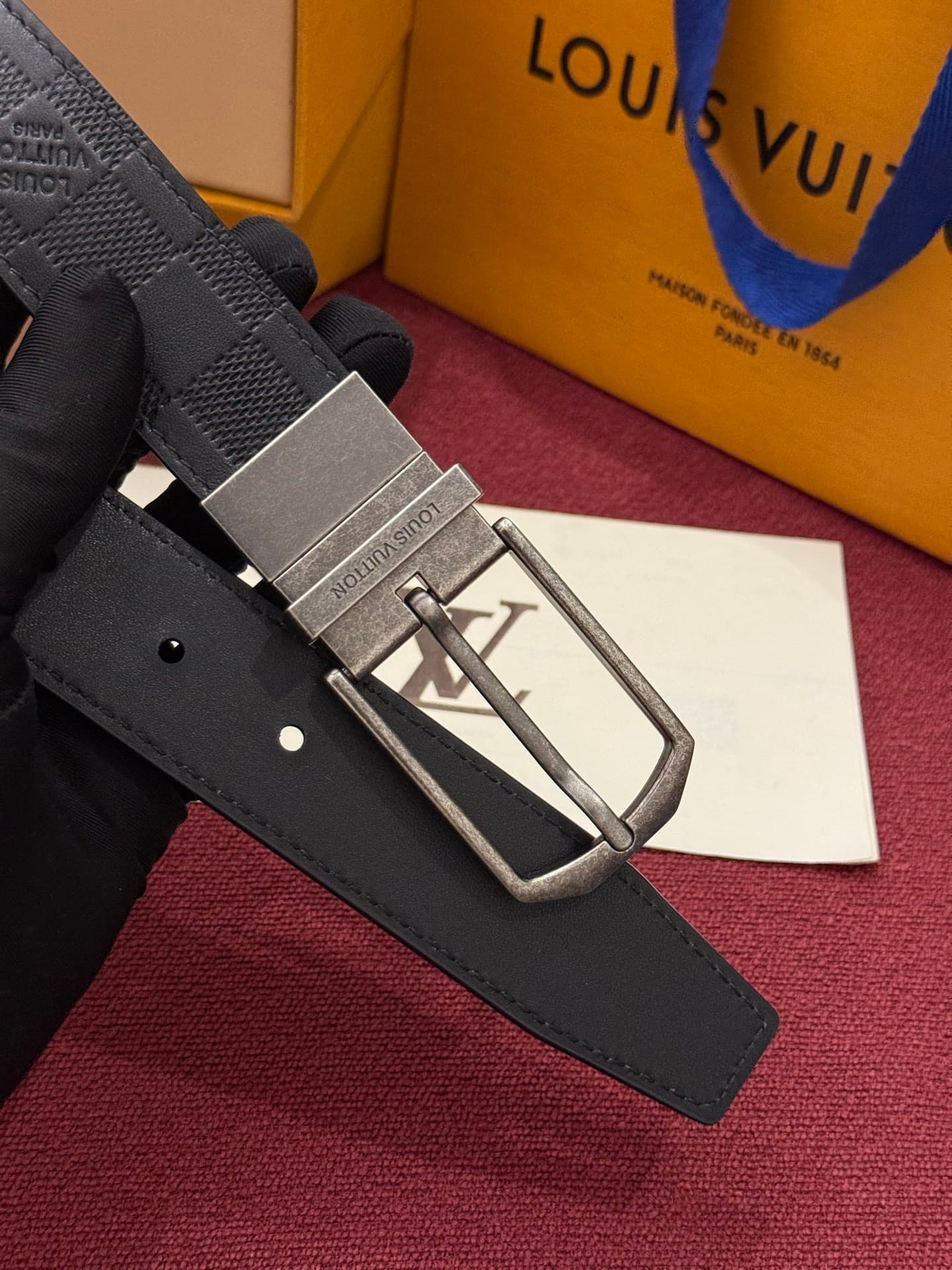 C32954 This Slender double-sided belt is made of Monogram leather, offering a stylish look. It features delicate buckles and metal belt loops with Louis Vuitton logos. — image 4