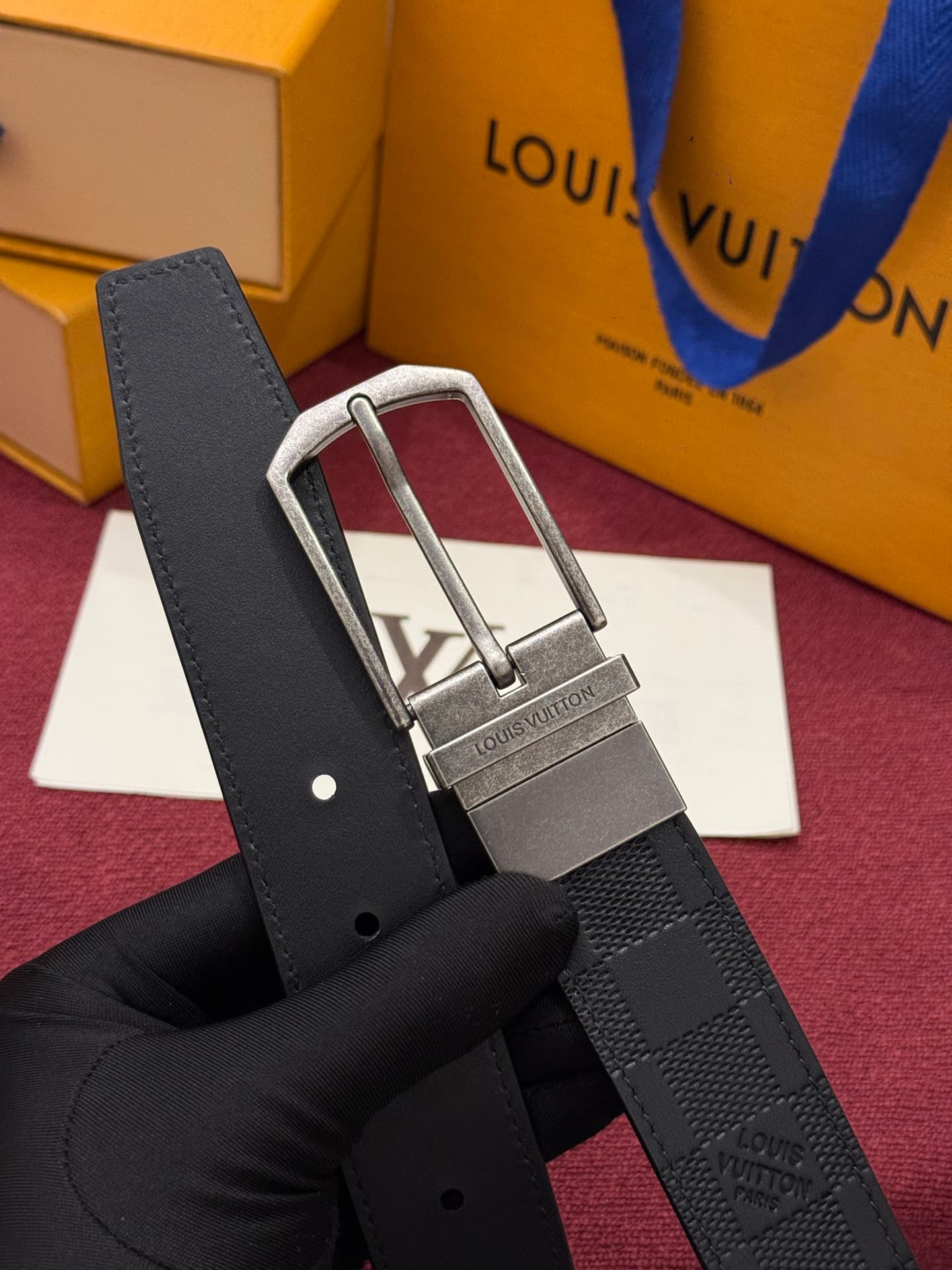 C32954 This Slender double-sided belt is made of Monogram leather, offering a stylish look. It features delicate buckles and metal belt loops with Louis Vuitton logos. — image 2