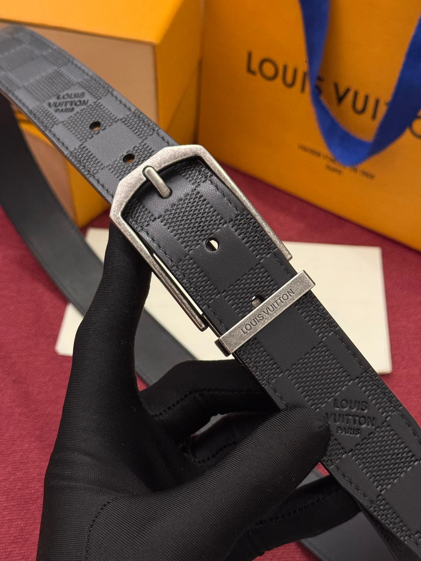 C32954 This Slender double-sided belt is made of Monogram leather, offering a stylish look. It features delicate buckles and metal belt loops with Louis Vuitton logos. — image 1