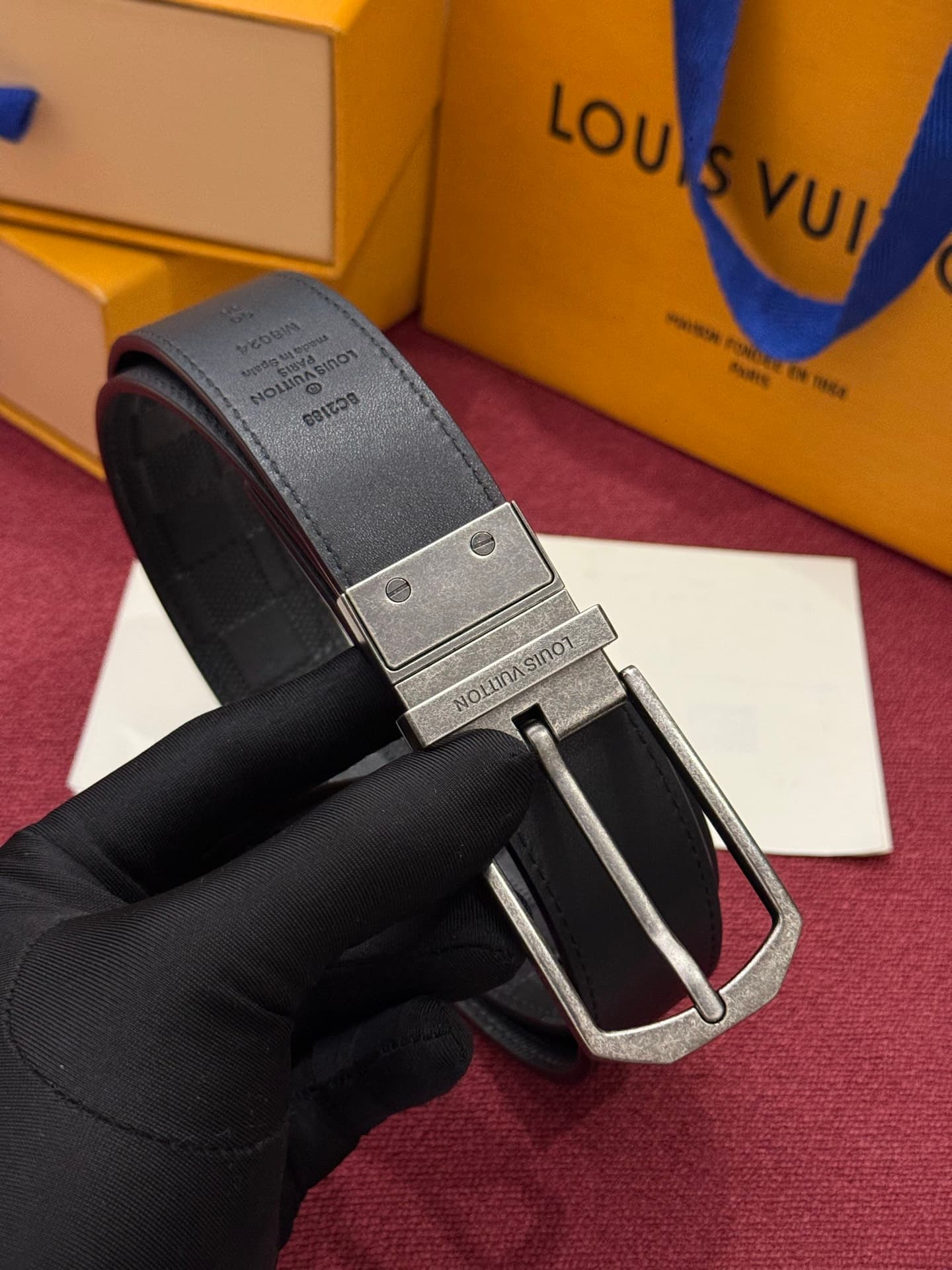 C32954 This Slender double-sided belt is made of Monogram leather, offering a stylish look. It features delicate buckles and metal belt loops with Louis Vuitton logos. — image 6