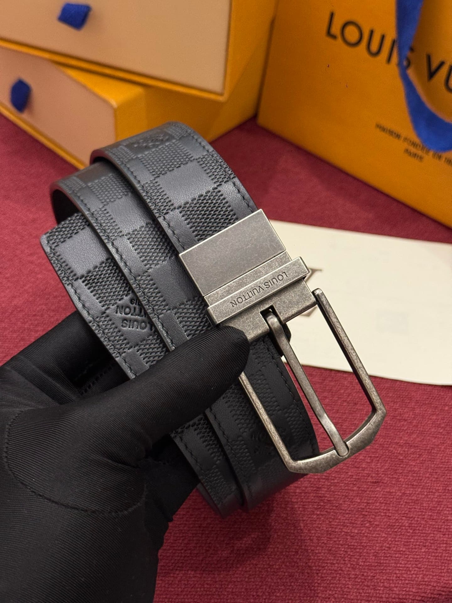C32954 This Slender double-sided belt is made of Monogram leather, offering a stylish look. It features delicate buckles and metal belt loops with Louis Vuitton logos. — image 7