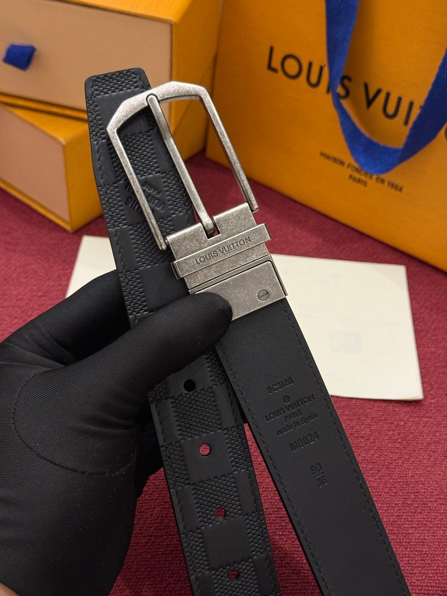 C32954 This Slender double-sided belt is made of Monogram leather, offering a stylish look. It features delicate buckles and metal belt loops with Louis Vuitton logos. — image 3
