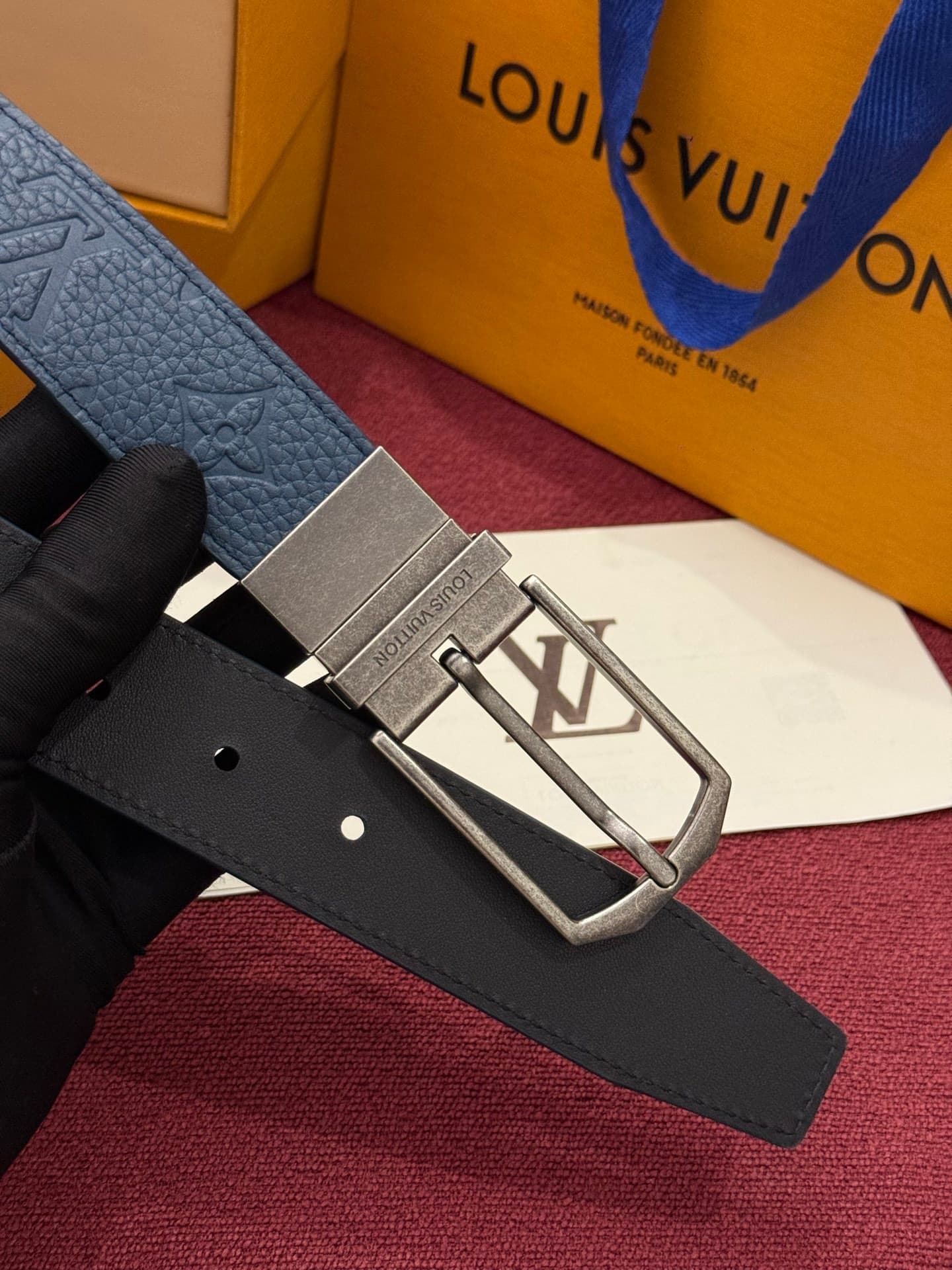 C32952 This Slender double-sided belt is made of Monogram leather, offering a stylish look. It features intricate buckles and metal belt loops with Louis Vuitton branding. — image 4