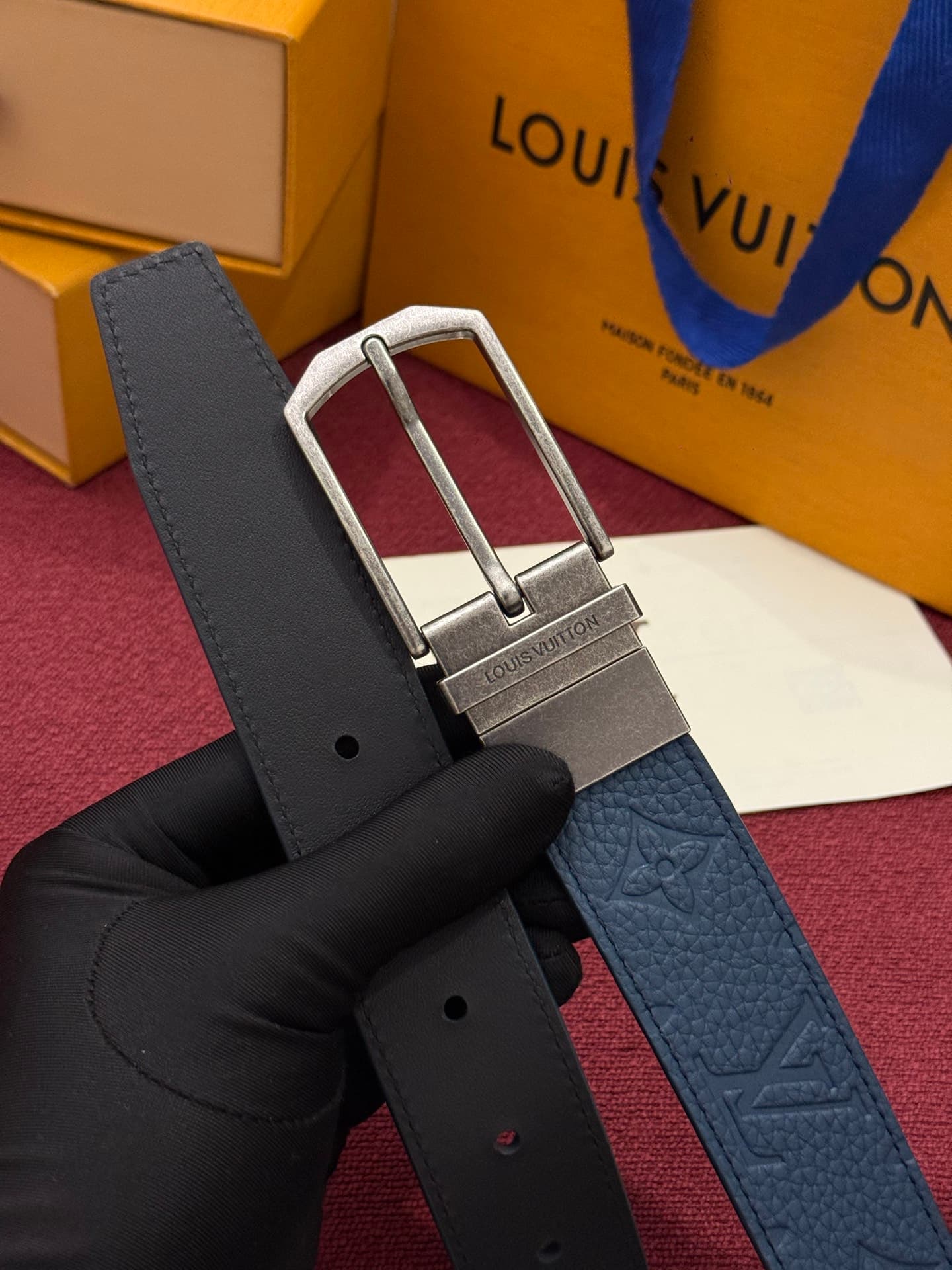 C32952 This Slender double-sided belt is made of Monogram leather, offering a stylish look. It features intricate buckles and metal belt loops with Louis Vuitton branding. — image 2