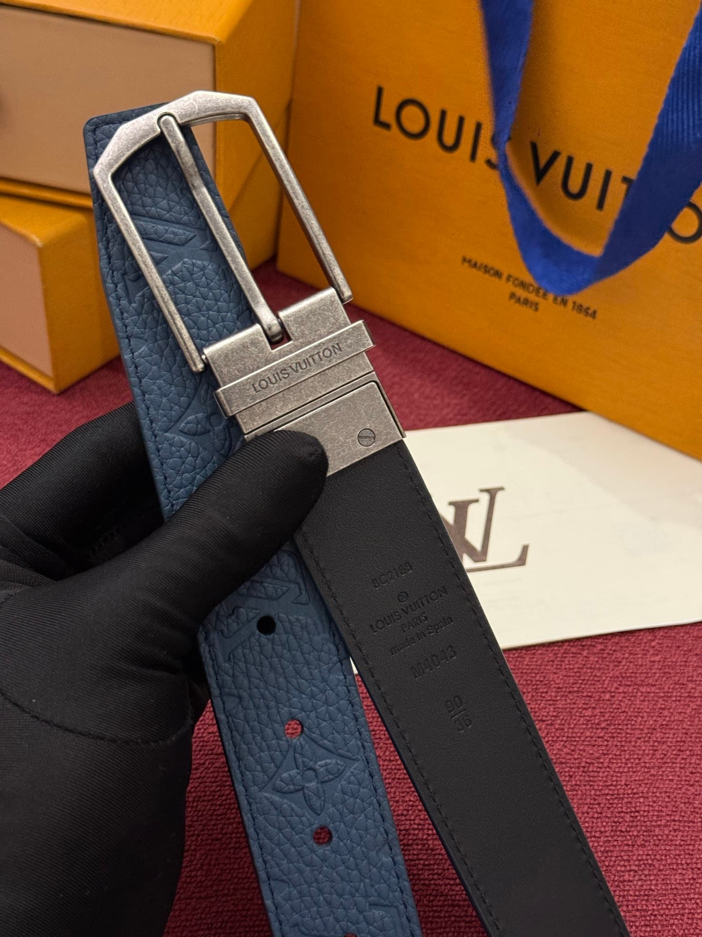 C32952 This Slender double-sided belt is made of Monogram leather, offering a stylish look. It features intricate buckles and metal belt loops with Louis Vuitton branding. — image 3