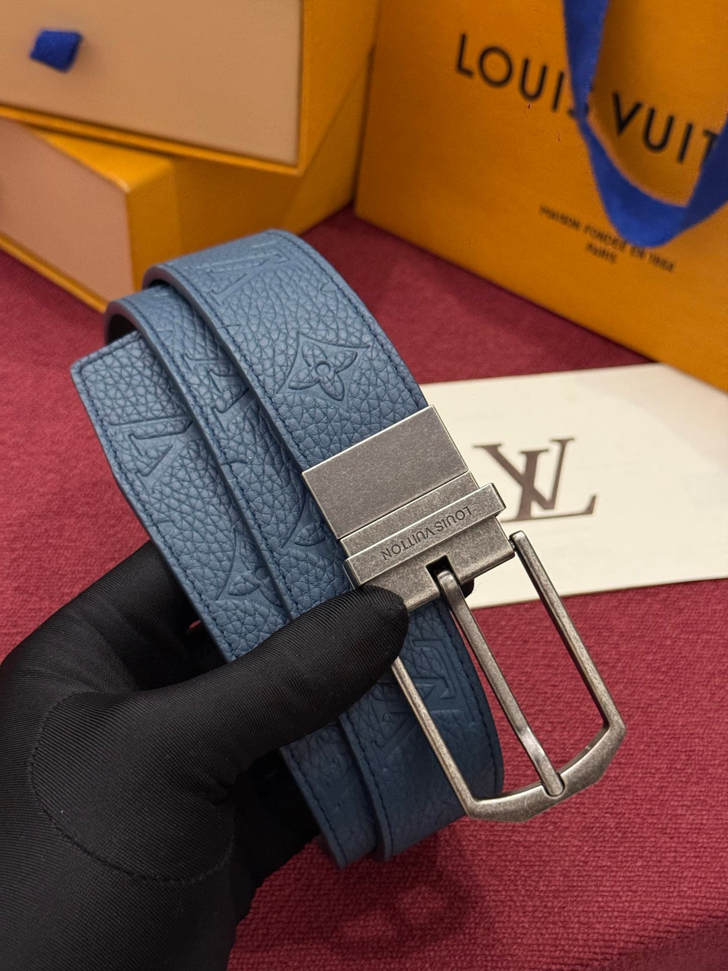 C32952 This Slender double-sided belt is made of Monogram leather, offering a stylish look. It features intricate buckles and metal belt loops with Louis Vuitton branding. — image 7