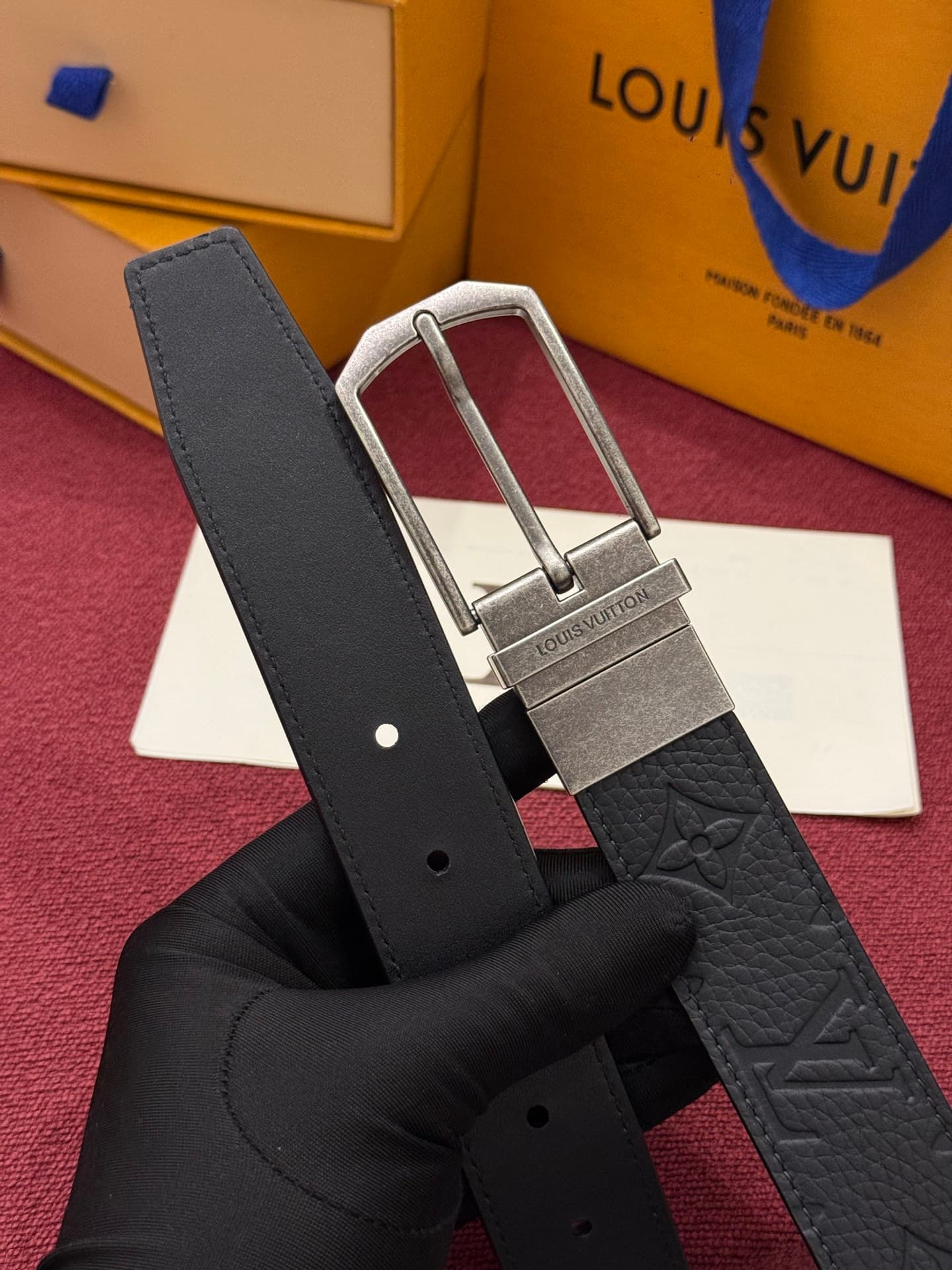 C32950 This Slender double-sided belt is made of Monogram leather, offering a stylish look. It features intricate buckles and metal belt loops with Louis Vuitton logos. — image 2
