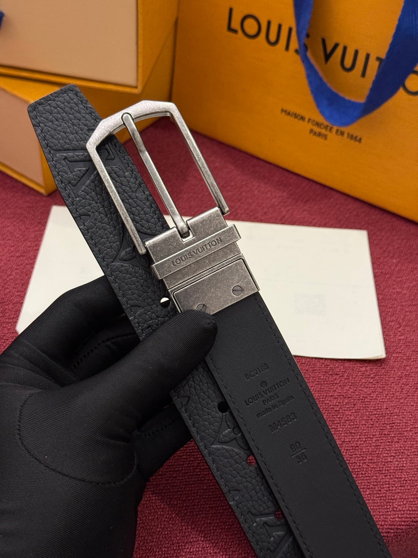 C32950 This Slender double-sided belt is made of Monogram leather, offering a stylish look. It features intricate buckles and metal belt loops with Louis Vuitton logos. — image 3