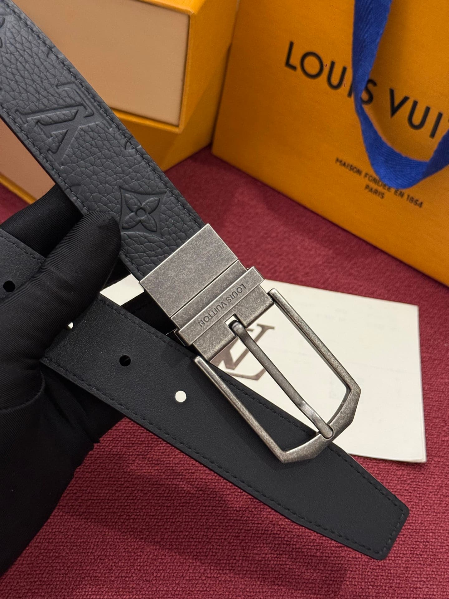 C32950 This Slender double-sided belt is made of Monogram leather, offering a stylish look. It features intricate buckles and metal belt loops with Louis Vuitton logos. — image 4