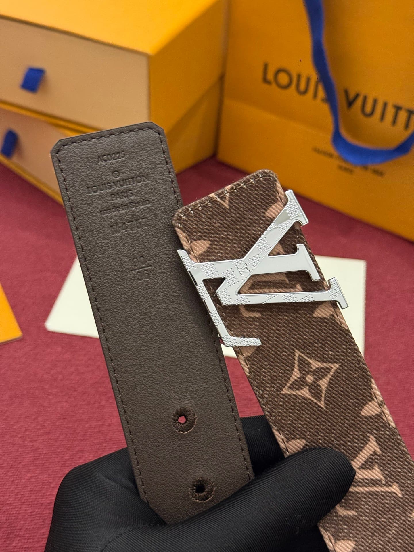 C32949 LV Initiales Monogram Reflective 40mm – a reversible belt that adds a dynamic touch to the design, elevating the classic style to an unexpected level. — image 3