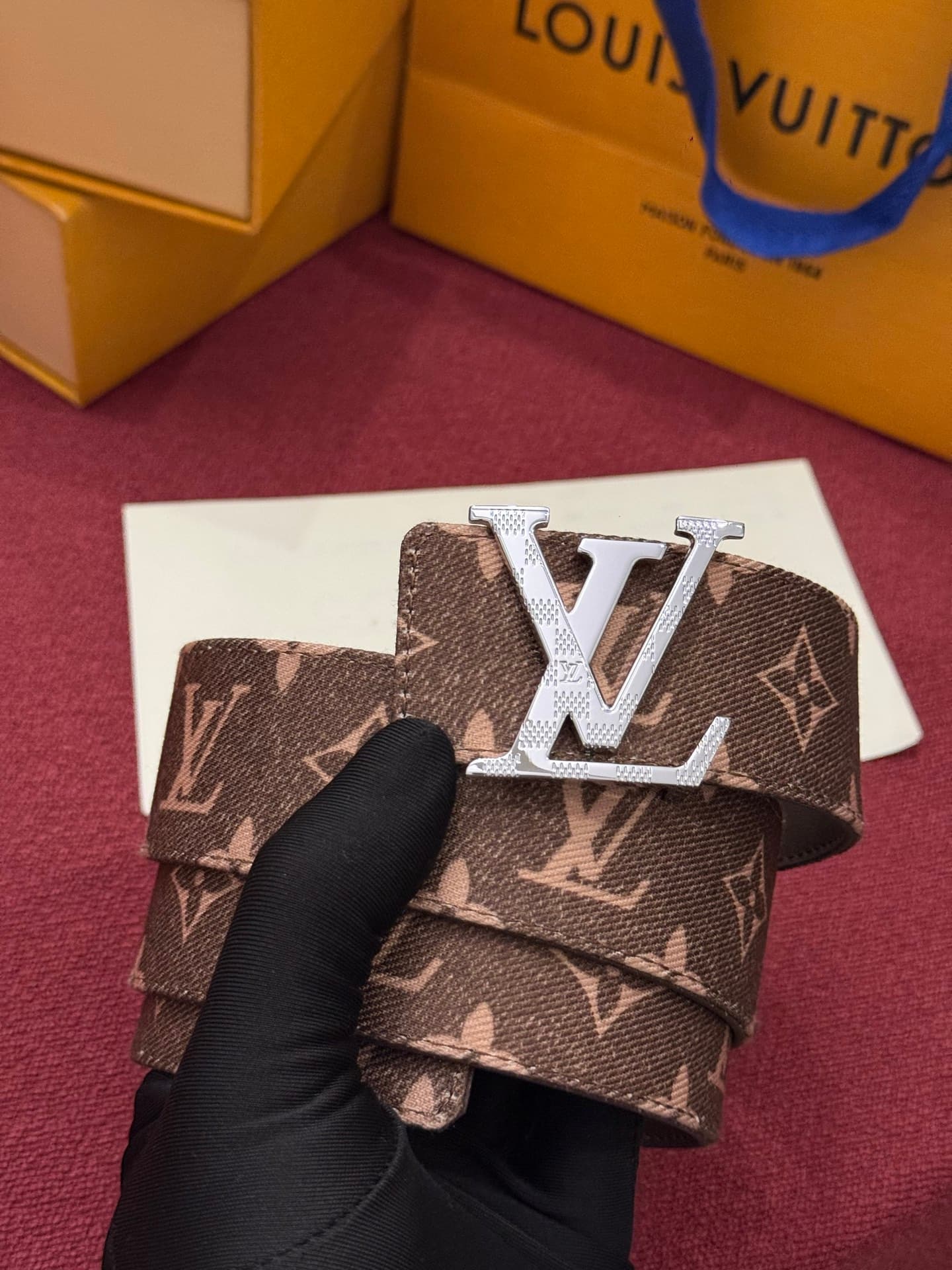C32949 LV Initiales Monogram Reflective 40mm – a reversible belt that adds a dynamic touch to the design, elevating the classic style to an unexpected level. — image 6