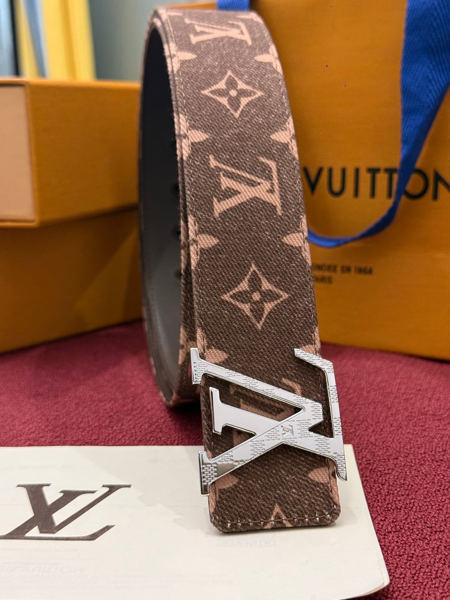 C32949 LV Initiales Monogram Reflective 40mm – a reversible belt that adds a dynamic touch to the design, elevating the classic style to an unexpected level. — image 2