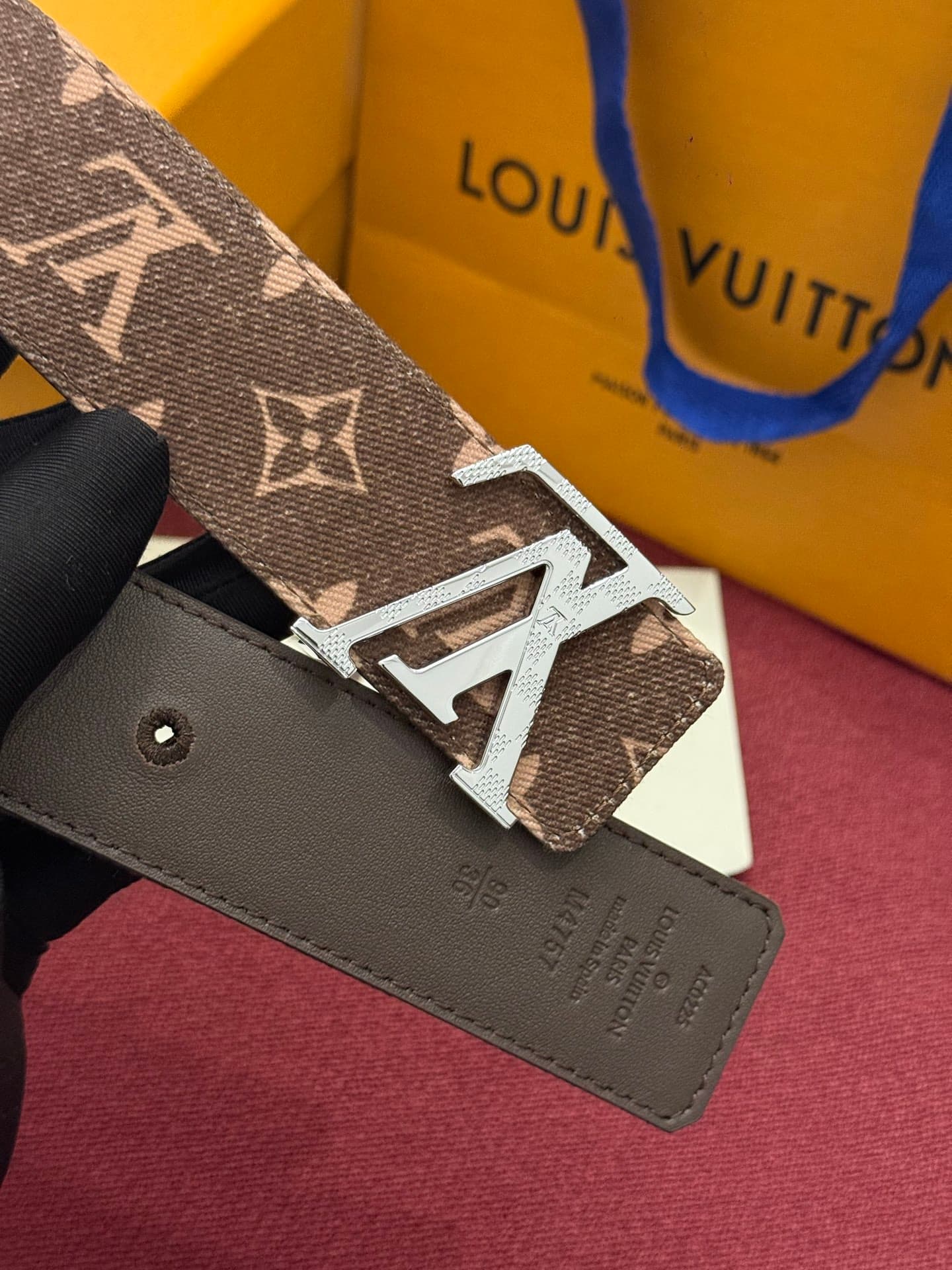 C32949 LV Initiales Monogram Reflective 40mm – a reversible belt that adds a dynamic touch to the design, elevating the classic style to an unexpected level. — image 5