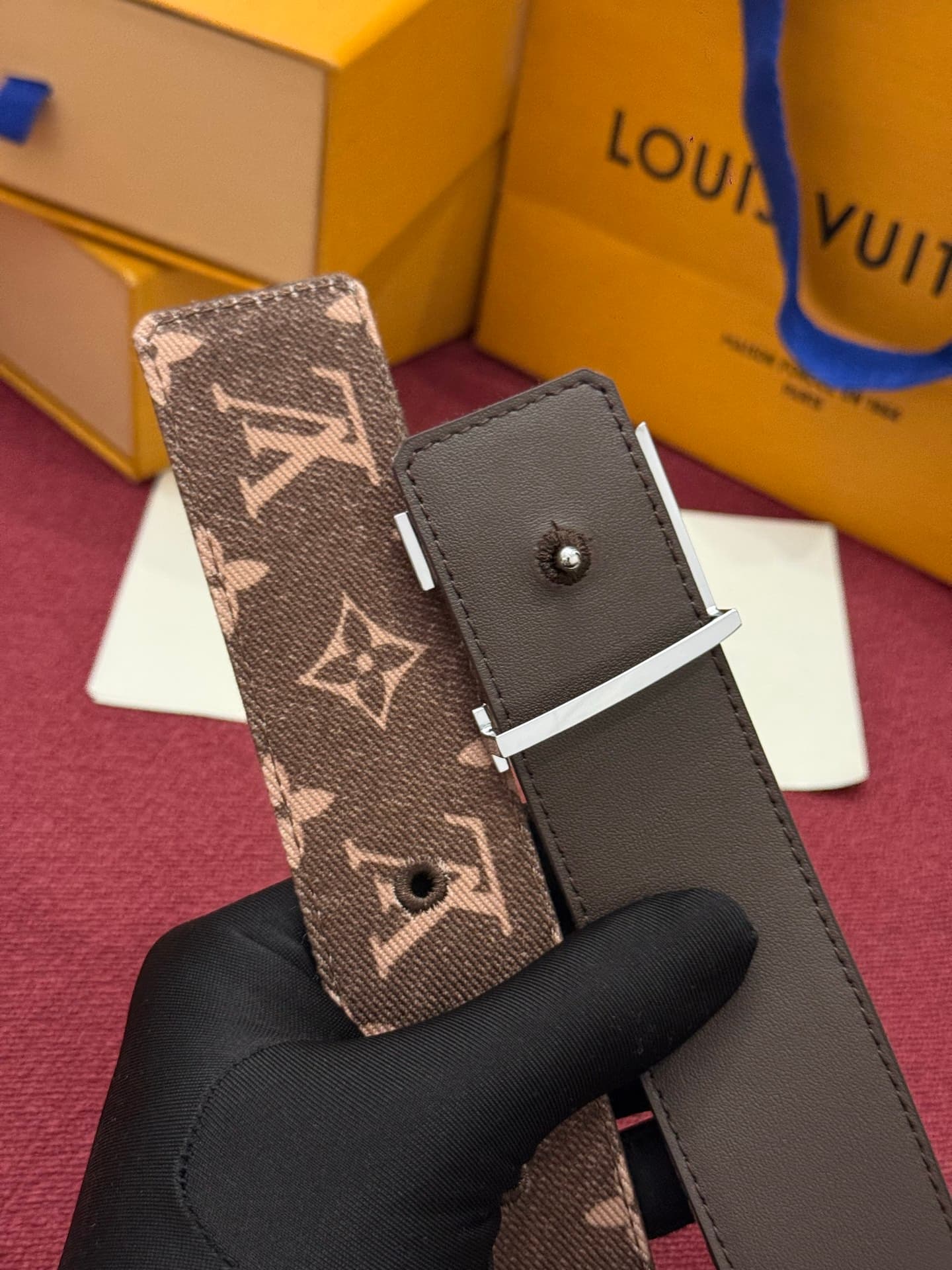 C32949 LV Initiales Monogram Reflective 40mm – a reversible belt that adds a dynamic touch to the design, elevating the classic style to an unexpected level. — image 4