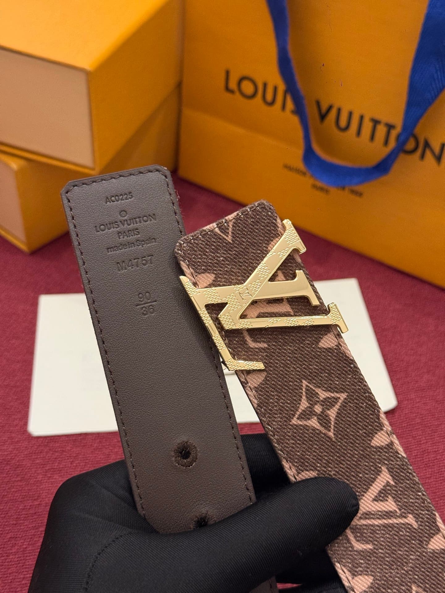 C32947 LV Initiales Monogram Reflective 40mm – a reversible belt that adds a dynamic touch to the design, elevating the classic style to an unexpected level. — image 3
