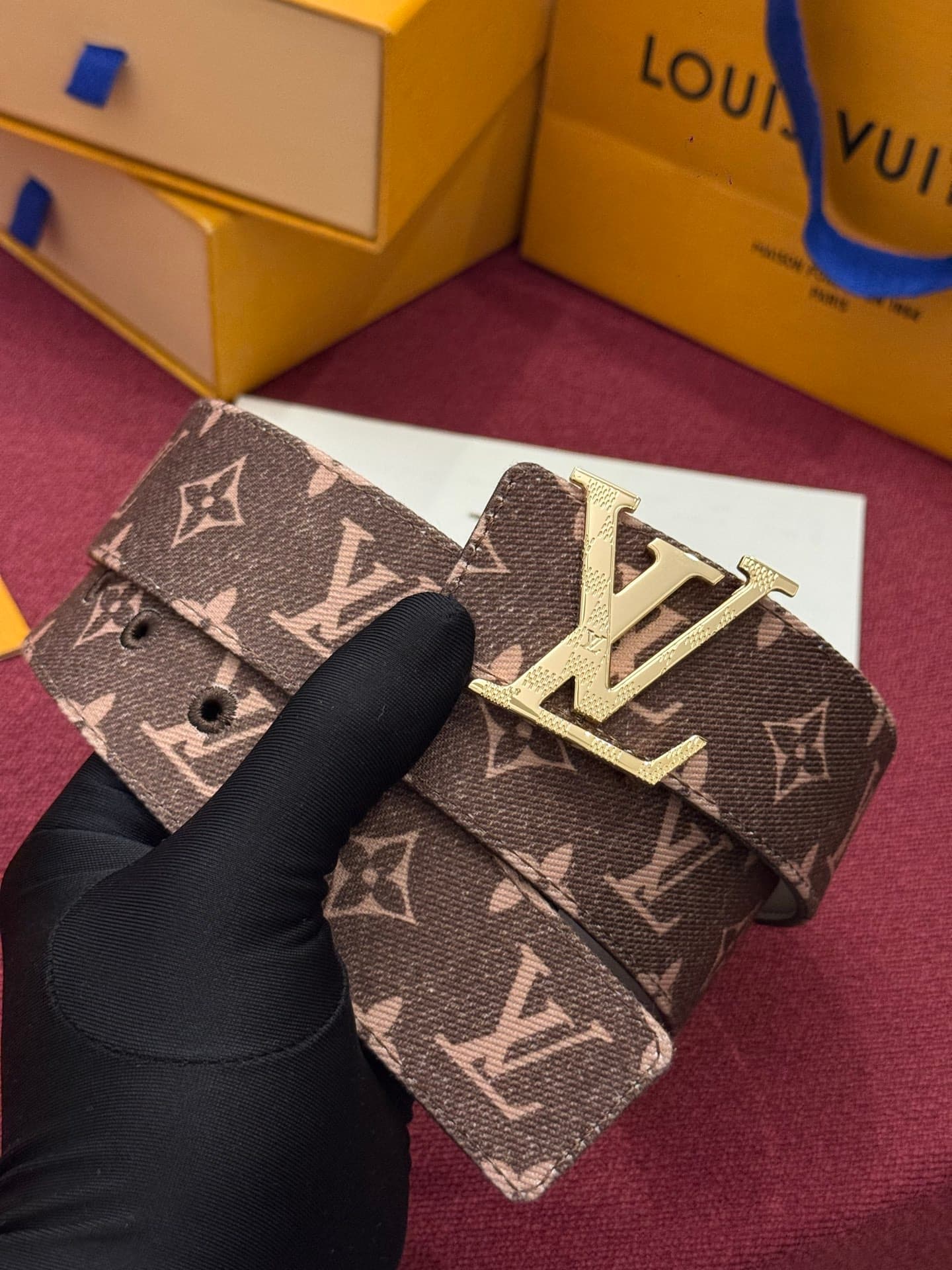 C32947 LV Initiales Monogram Reflective 40mm – a reversible belt that adds a dynamic touch to the design, elevating the classic style to an unexpected level. — image 1