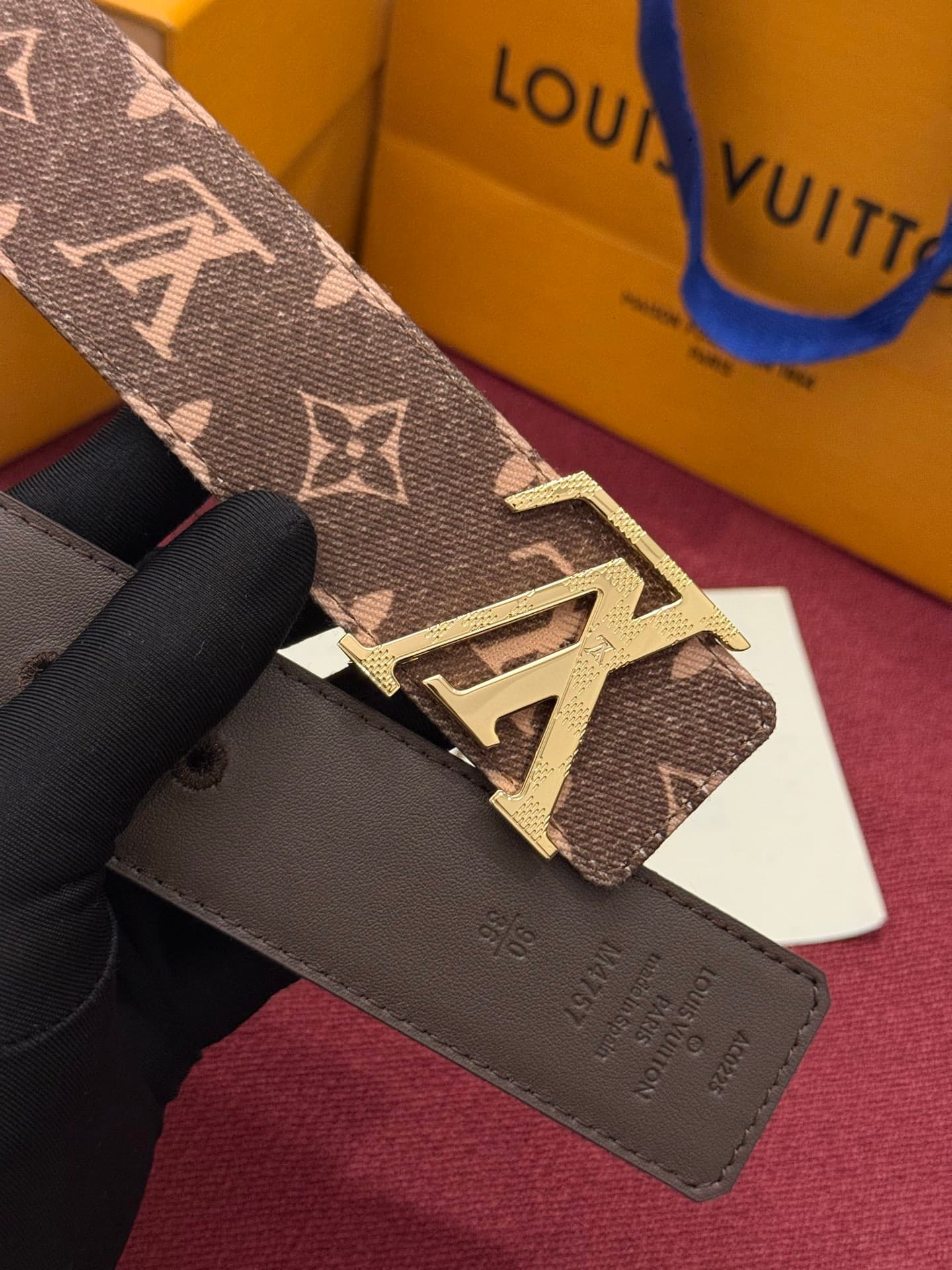 C32947 LV Initiales Monogram Reflective 40mm – a reversible belt that adds a dynamic touch to the design, elevating the classic style to an unexpected level. — image 5