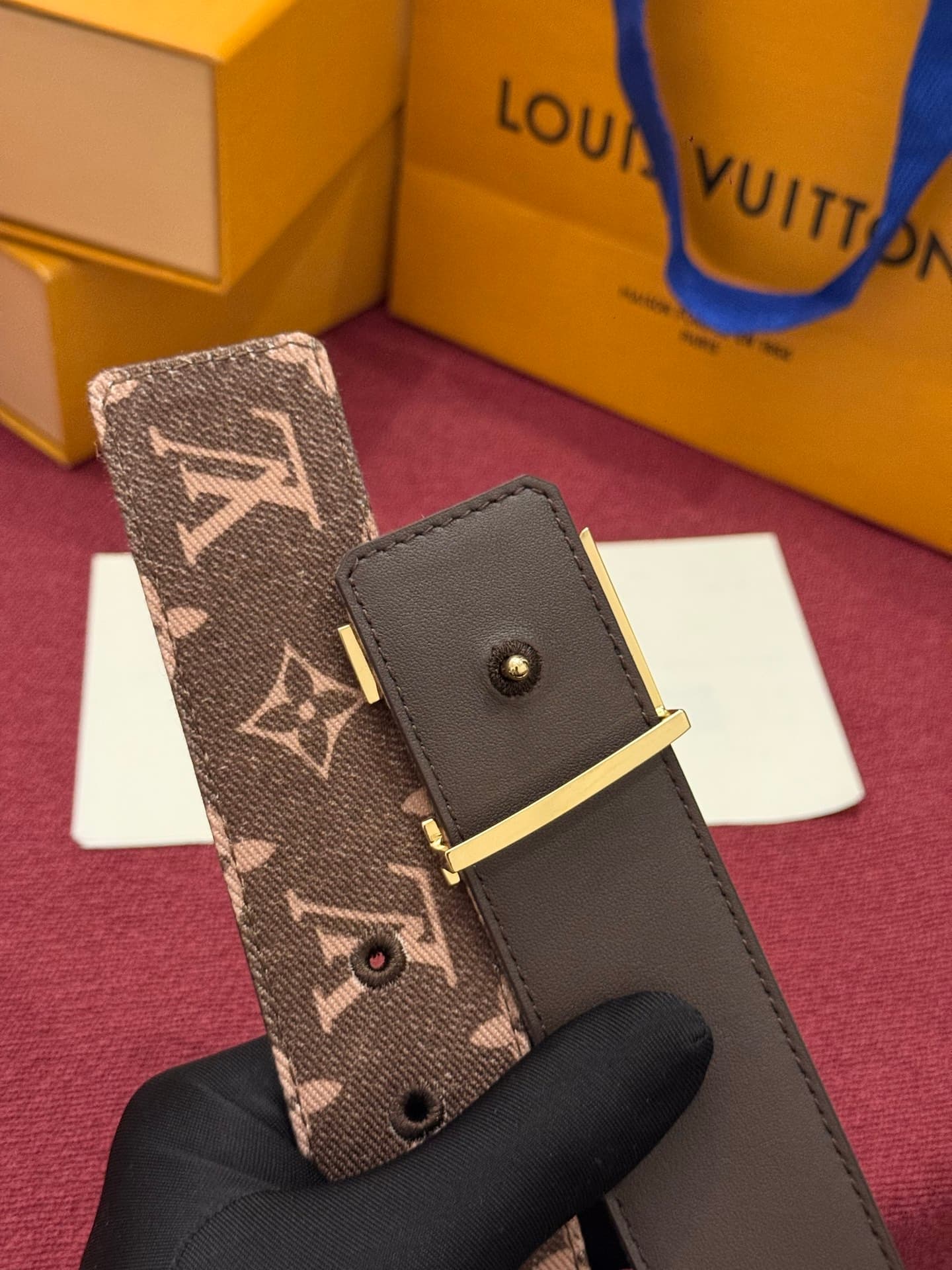 C32947 LV Initiales Monogram Reflective 40mm – a reversible belt that adds a dynamic touch to the design, elevating the classic style to an unexpected level. — image 4