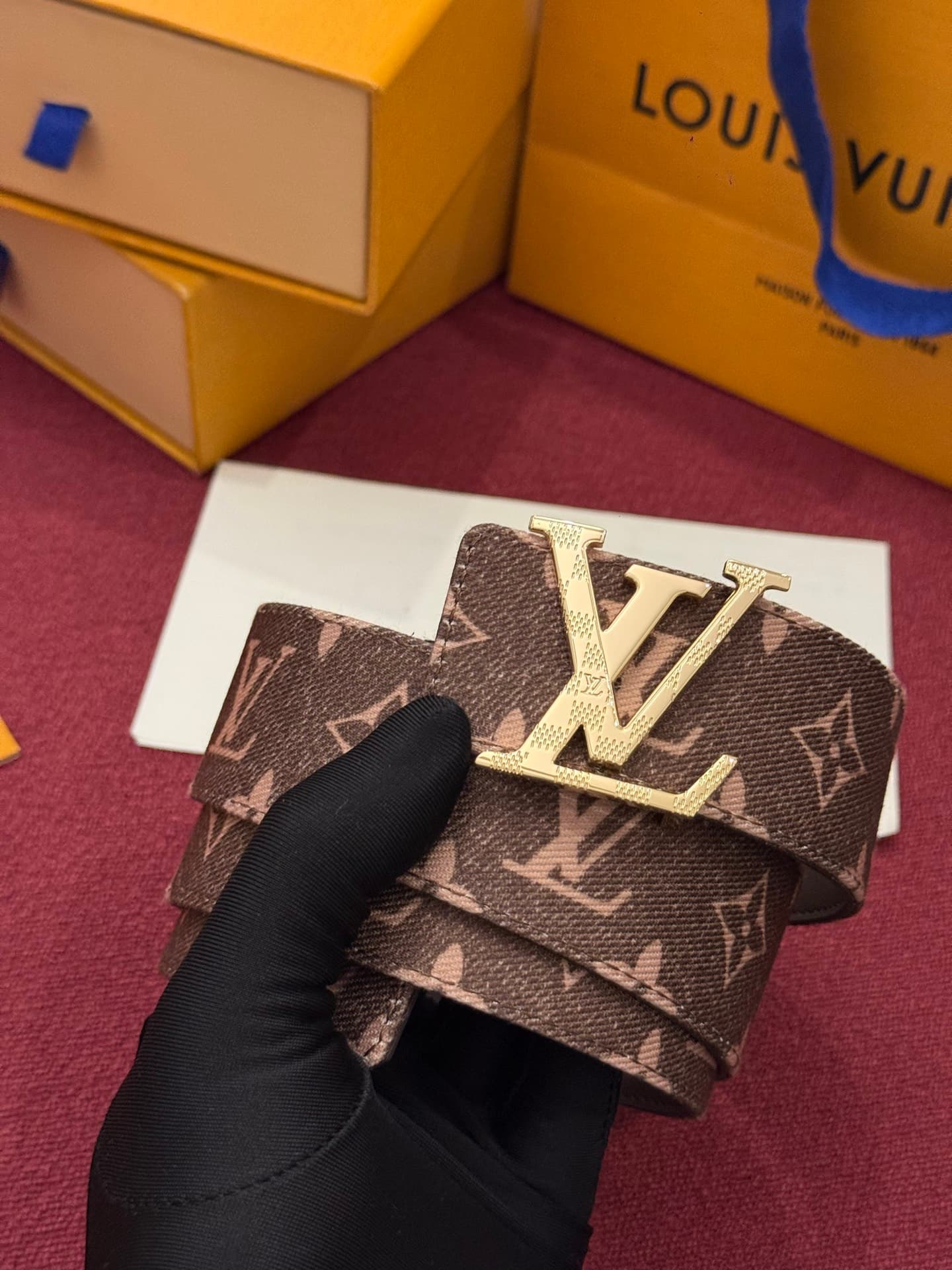 C32947 LV Initiales Monogram Reflective 40mm – a reversible belt that adds a dynamic touch to the design, elevating the classic style to an unexpected level. — image 6