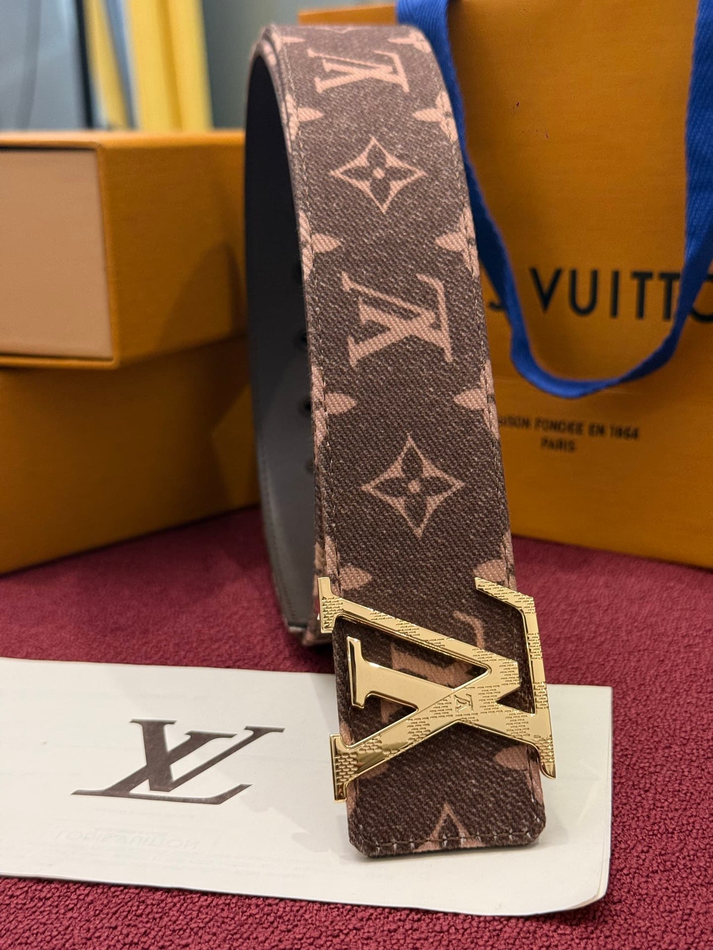 C32947 LV Initiales Monogram Reflective 40mm – a reversible belt that adds a dynamic touch to the design, elevating the classic style to an unexpected level. — image 2