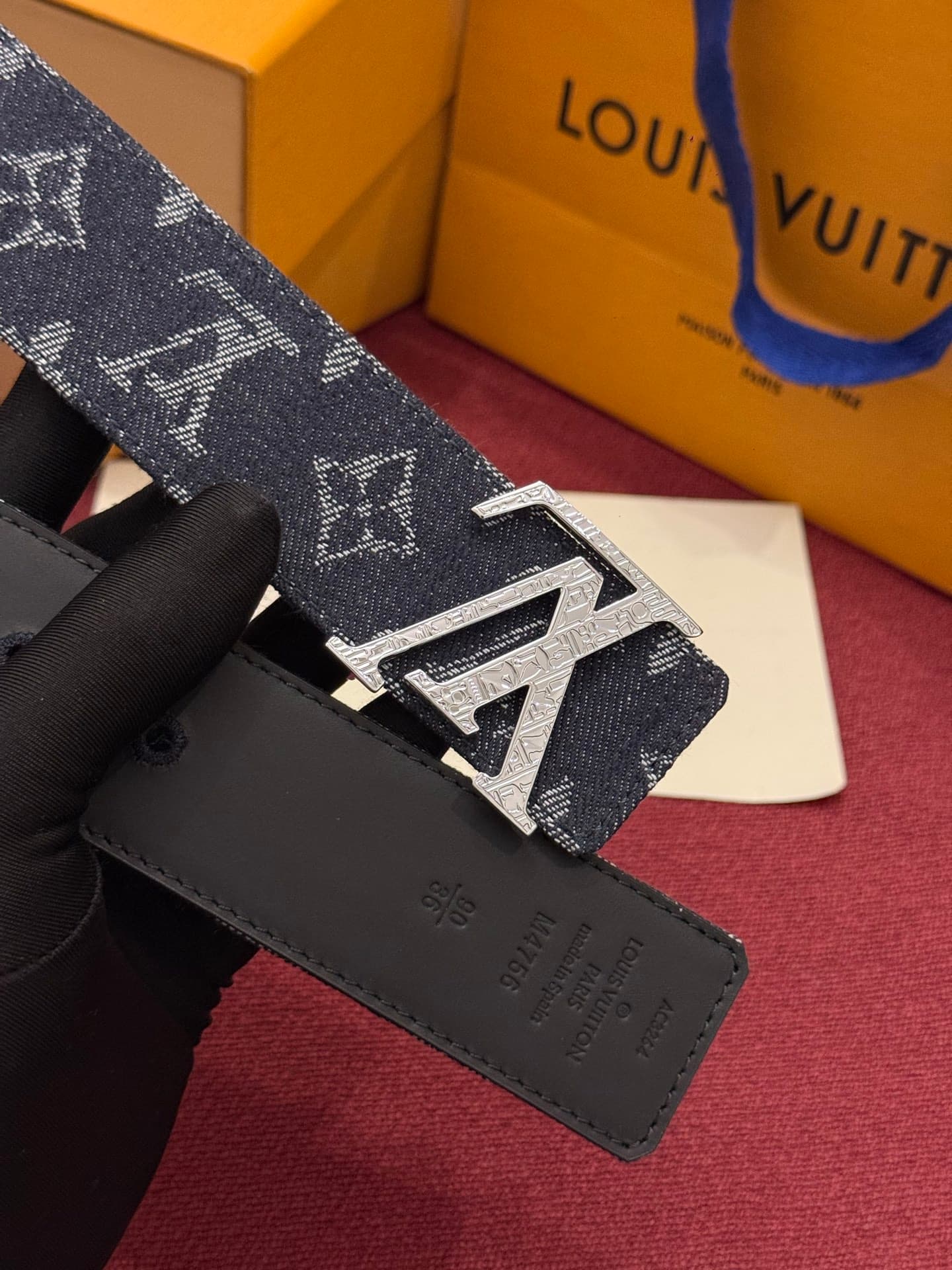 C32946 LV Initiales Monogram Reflective 40mm – a reversible belt that adds a dynamic touch to the design, elevating the classic style to an unexpected level. — image 5