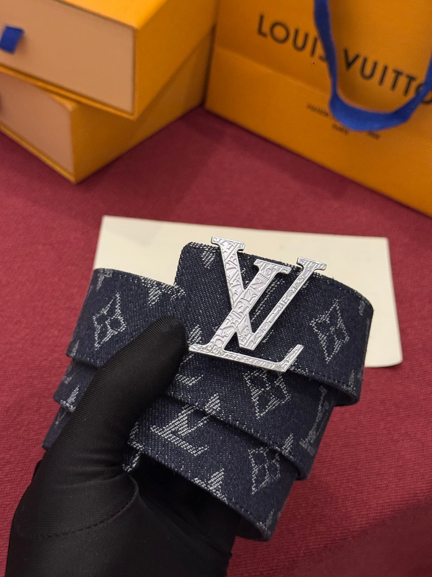 C32946 LV Initiales Monogram Reflective 40mm – a reversible belt that adds a dynamic touch to the design, elevating the classic style to an unexpected level. — image 6